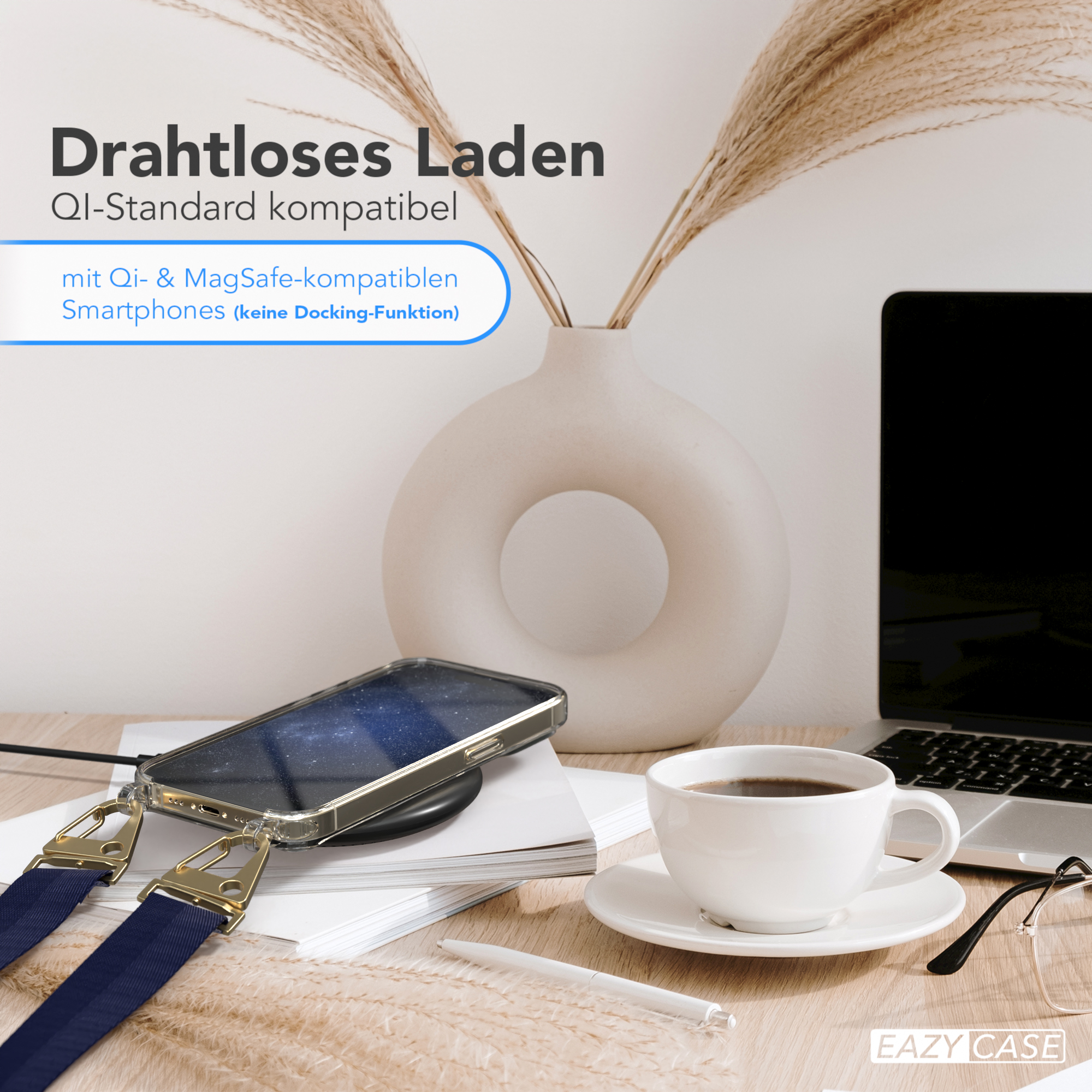 Telefon auf kabellosem Ladegerät, Kaffee und Laptop auf dem Schreibtisch.