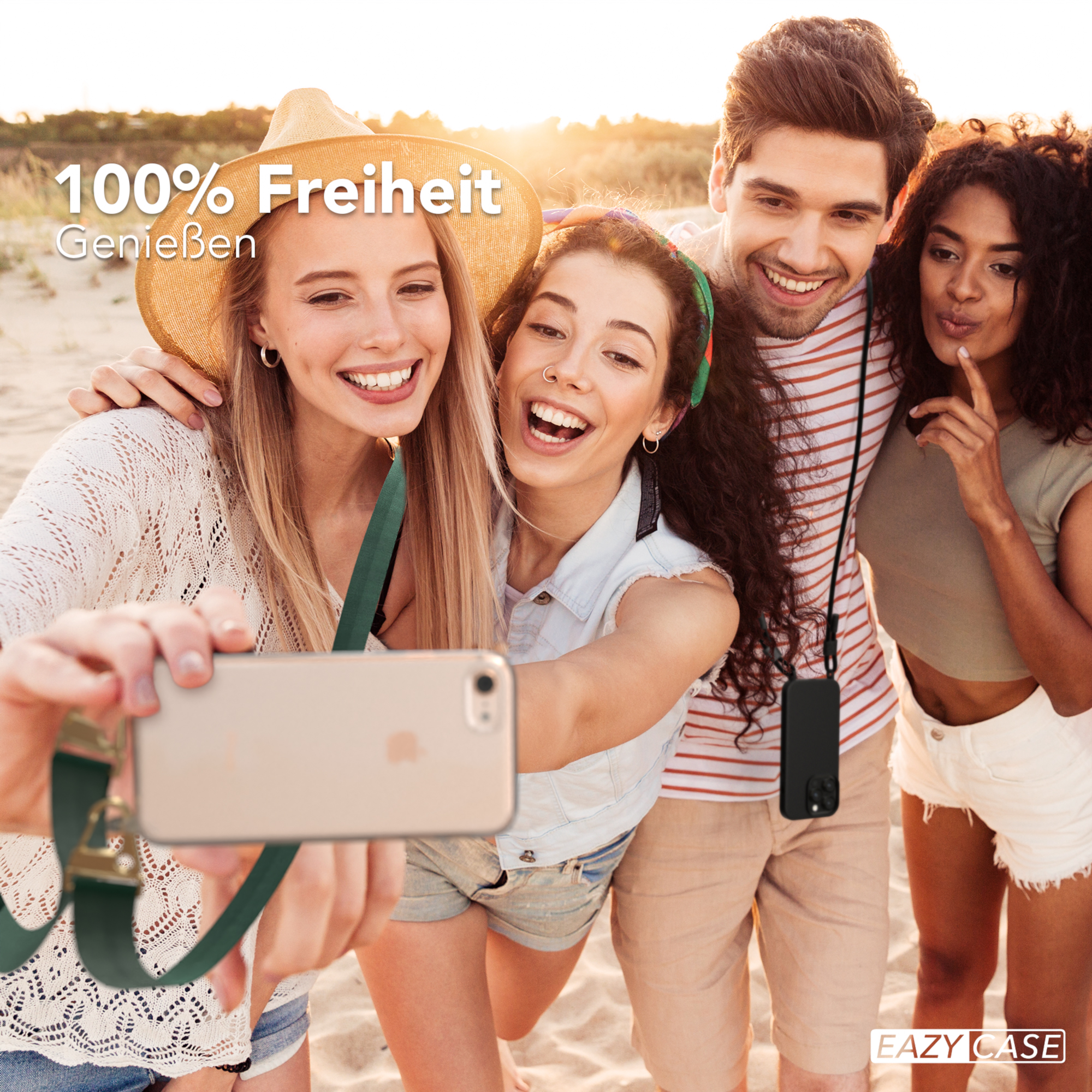 Freunde machen Selfie. Einer hält Telefon mit Gurt. Strandhintergrund, sonniger Tag.