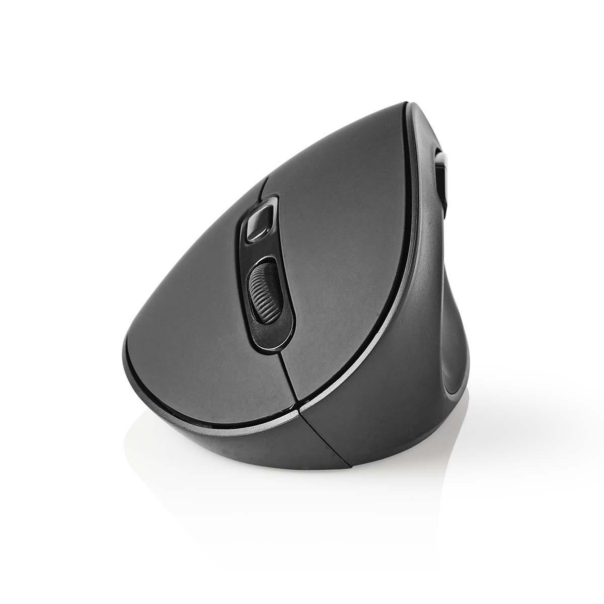 Schwarze ergonomische Maus. Abgewinkeltes Design mit Scrollrad und Tasten. Weißer Hintergrund.