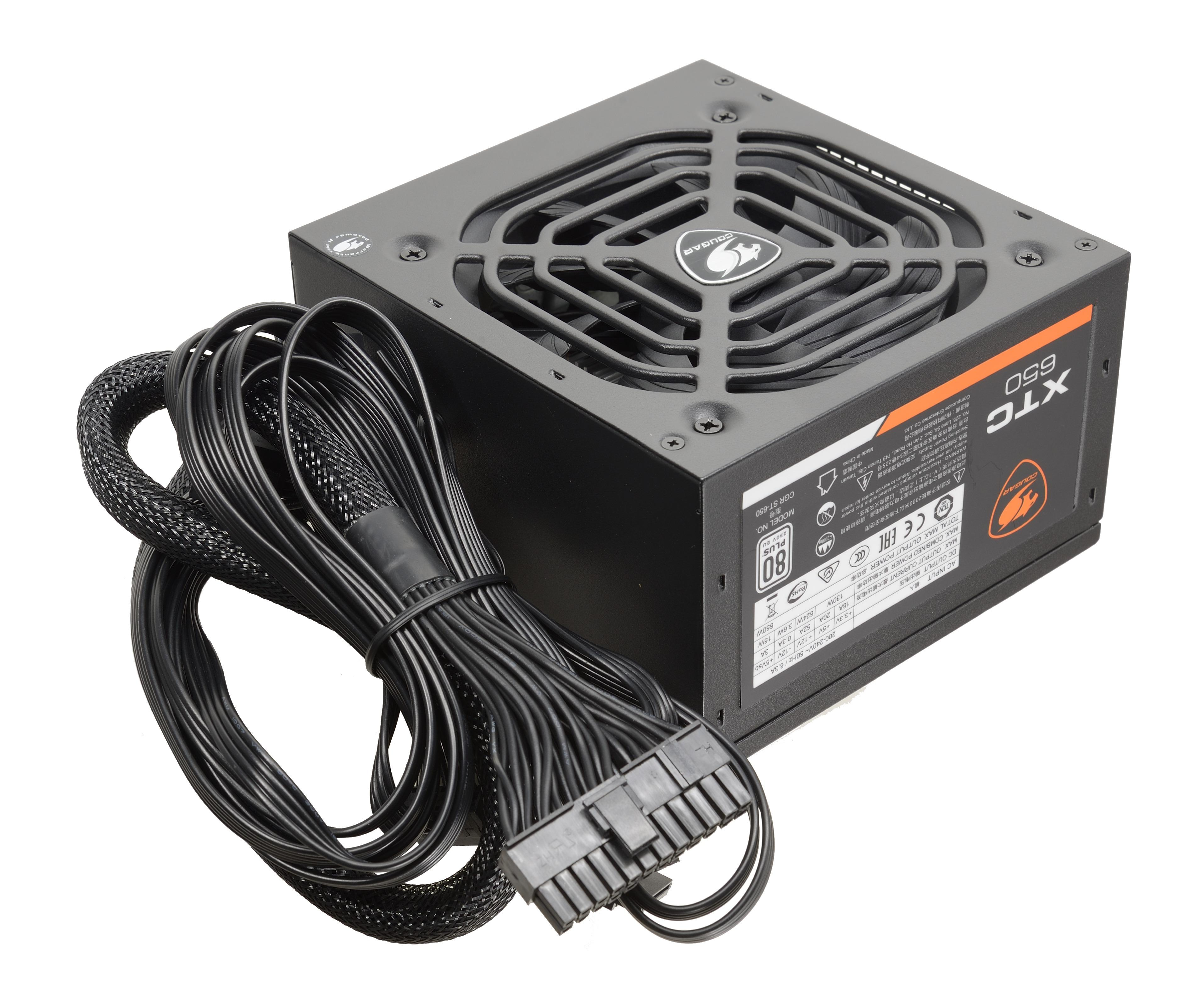 Ein schwarzes Netzteil mit Kabeln und einem Lüfter. Das Gerät ist schwarz mit orangefarbenen und weißen Etiketten. Weißer Hintergrund.