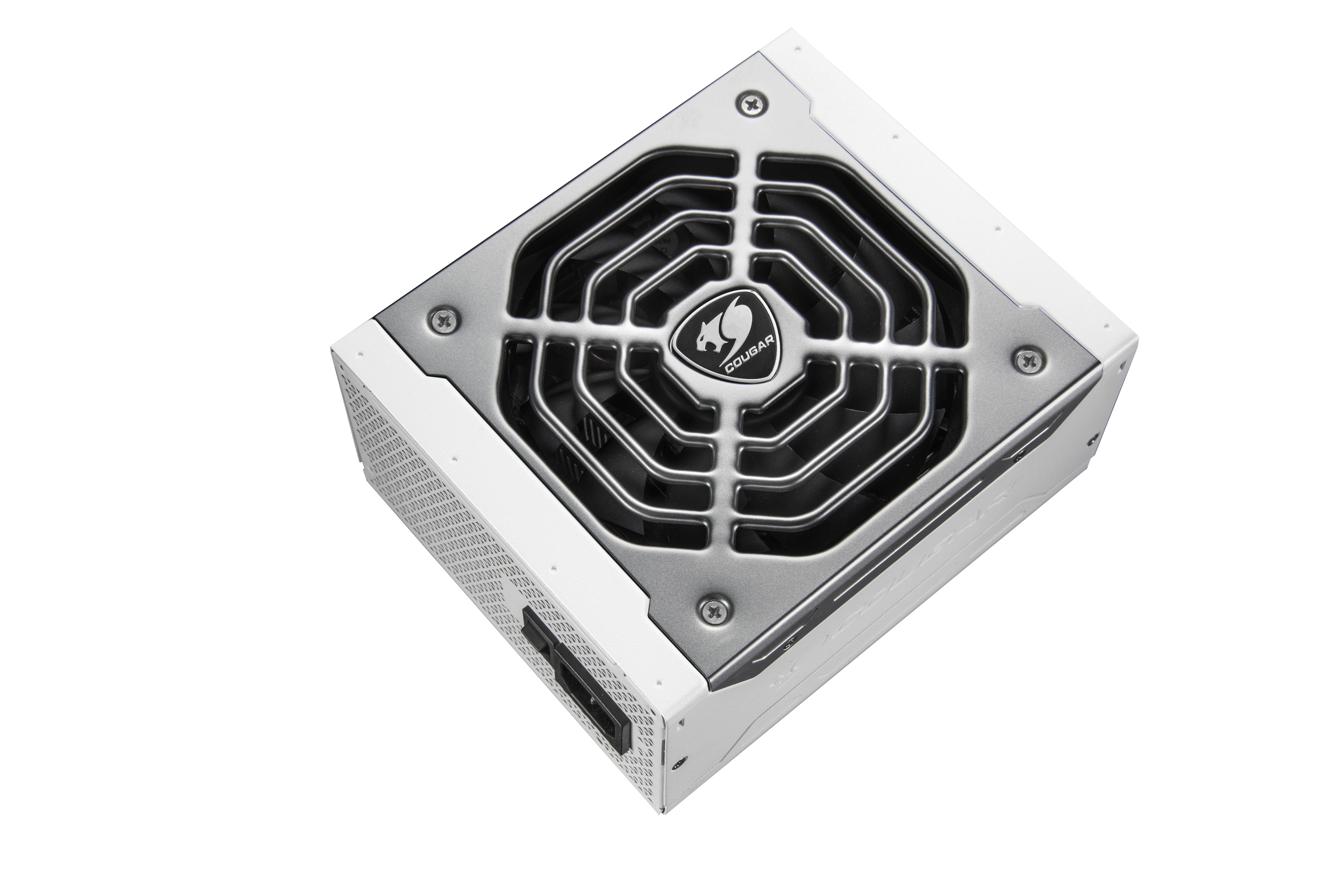 Biały i srebrny zasilacz komputerowy z wentylatorem i otworami wentylacyjnymi na białym tle.