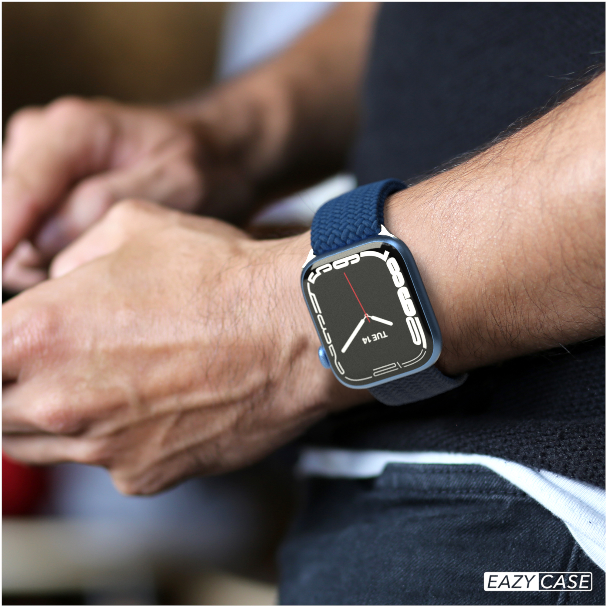 Handgelenk mit blauer Smartwatch, die die Uhrzeit anzeigt.