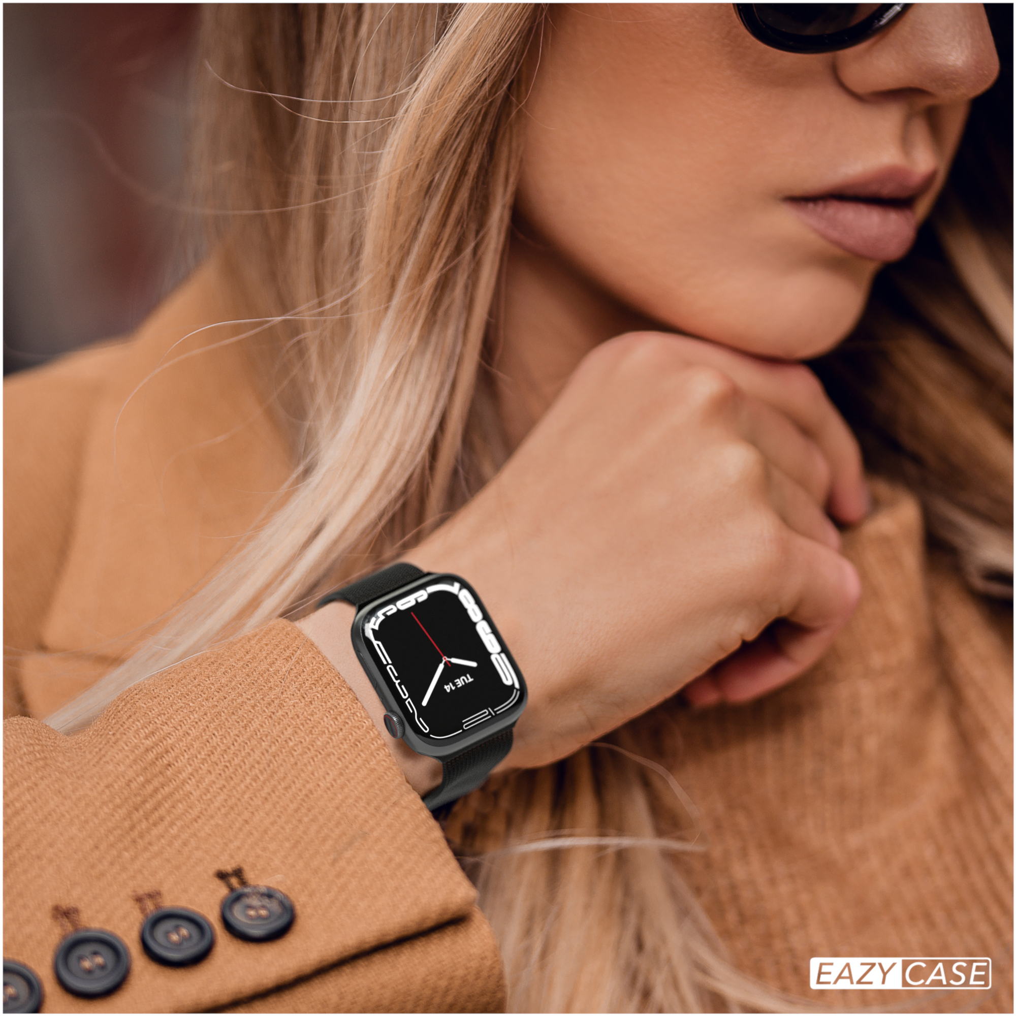 Handgelenk einer Frau mit Smartwatch. Die Uhr zeigt die Zeit an.