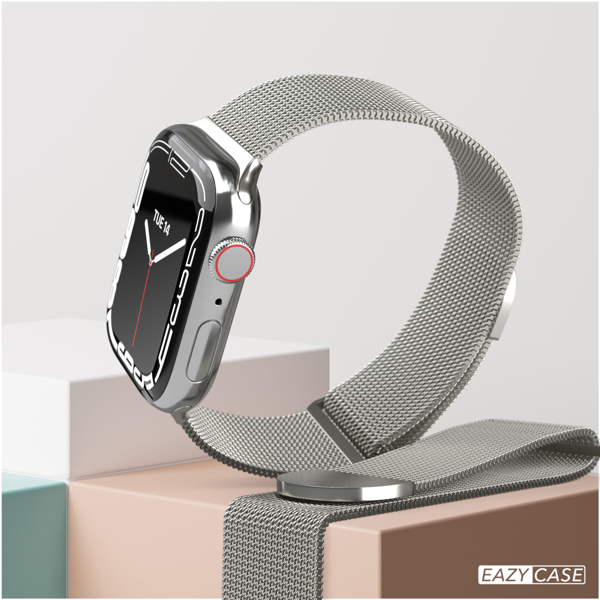 Silberne Apple Watch mit silbernem Armband. Die Uhr ist auf einem Display abgewinkelt.