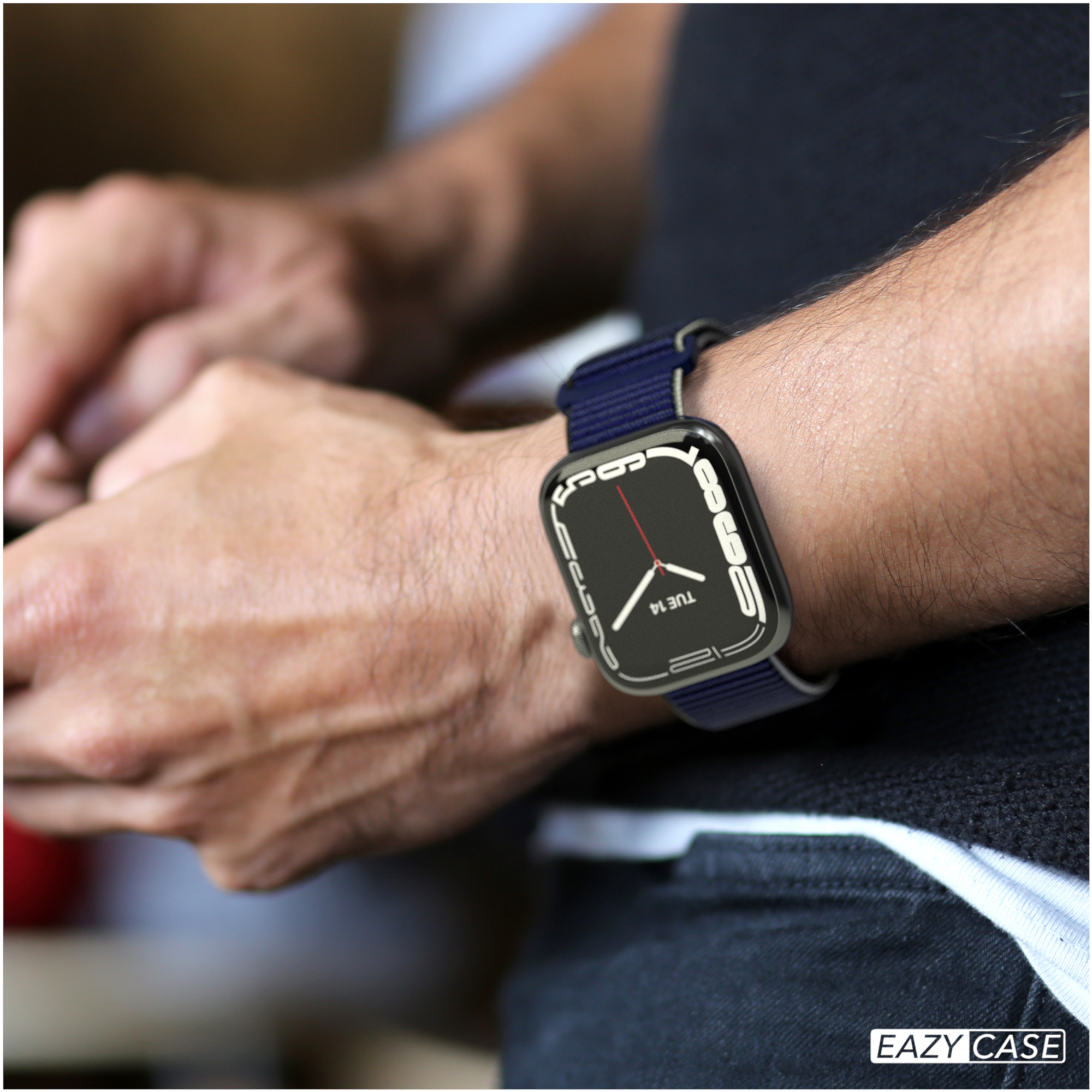 Person mit Smartwatch. Das Zifferblatt zeigt die Uhrzeit.