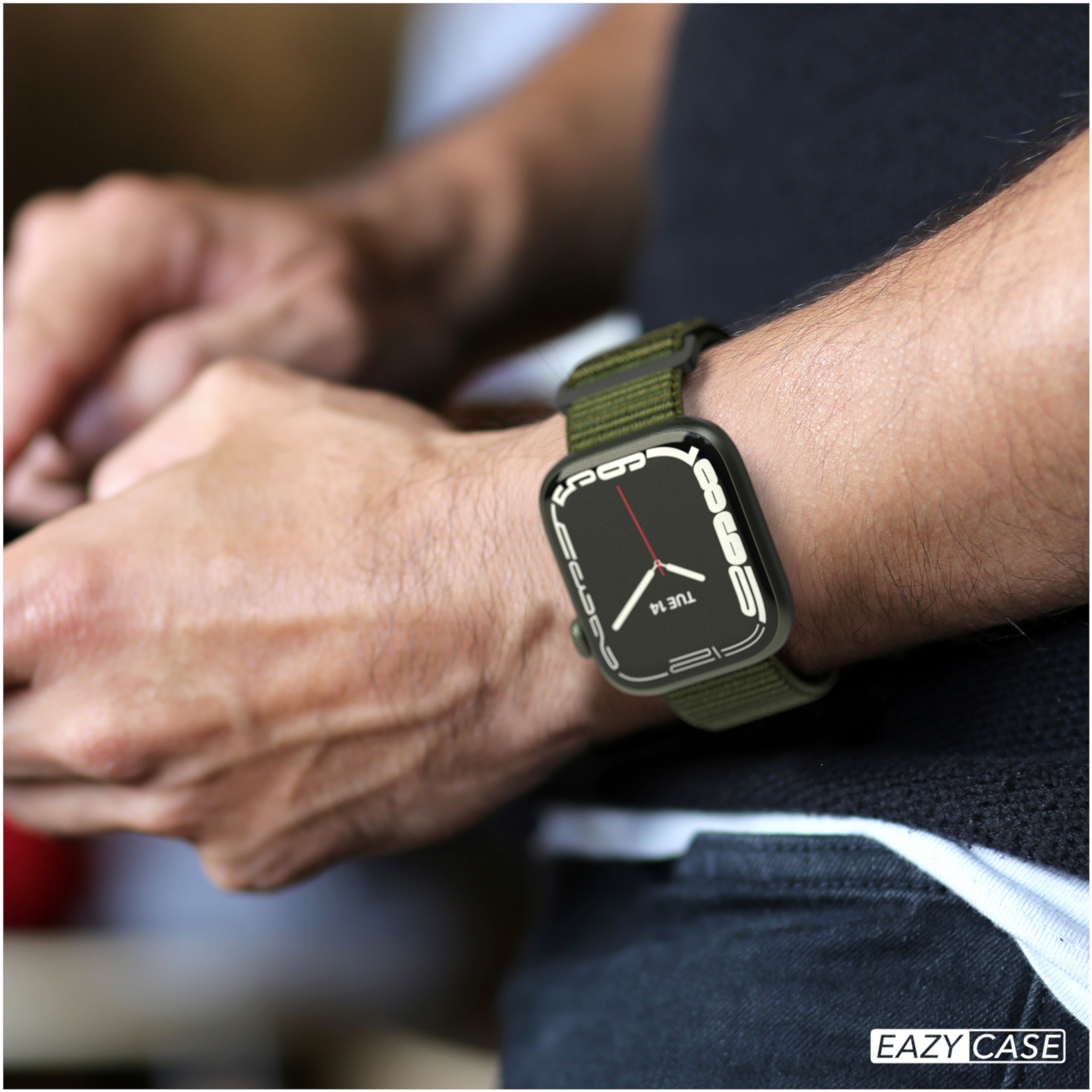 Eine Person, die eine Smartwatch mit grünem Armband trägt, die die Uhrzeit und das Datum anzeigt.