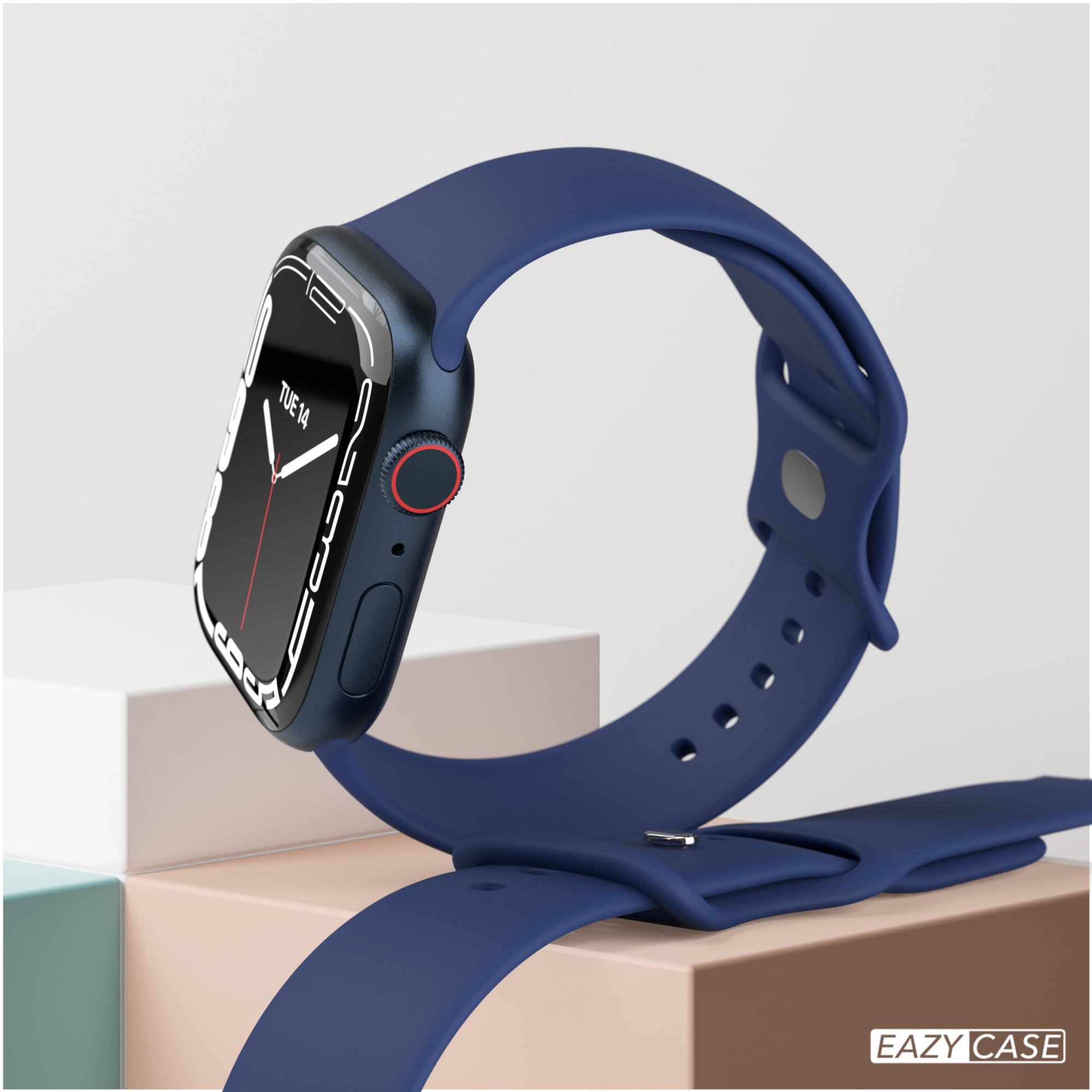 Apple Watch mit blauem Armband auf einer beigen und weißen Plattform.