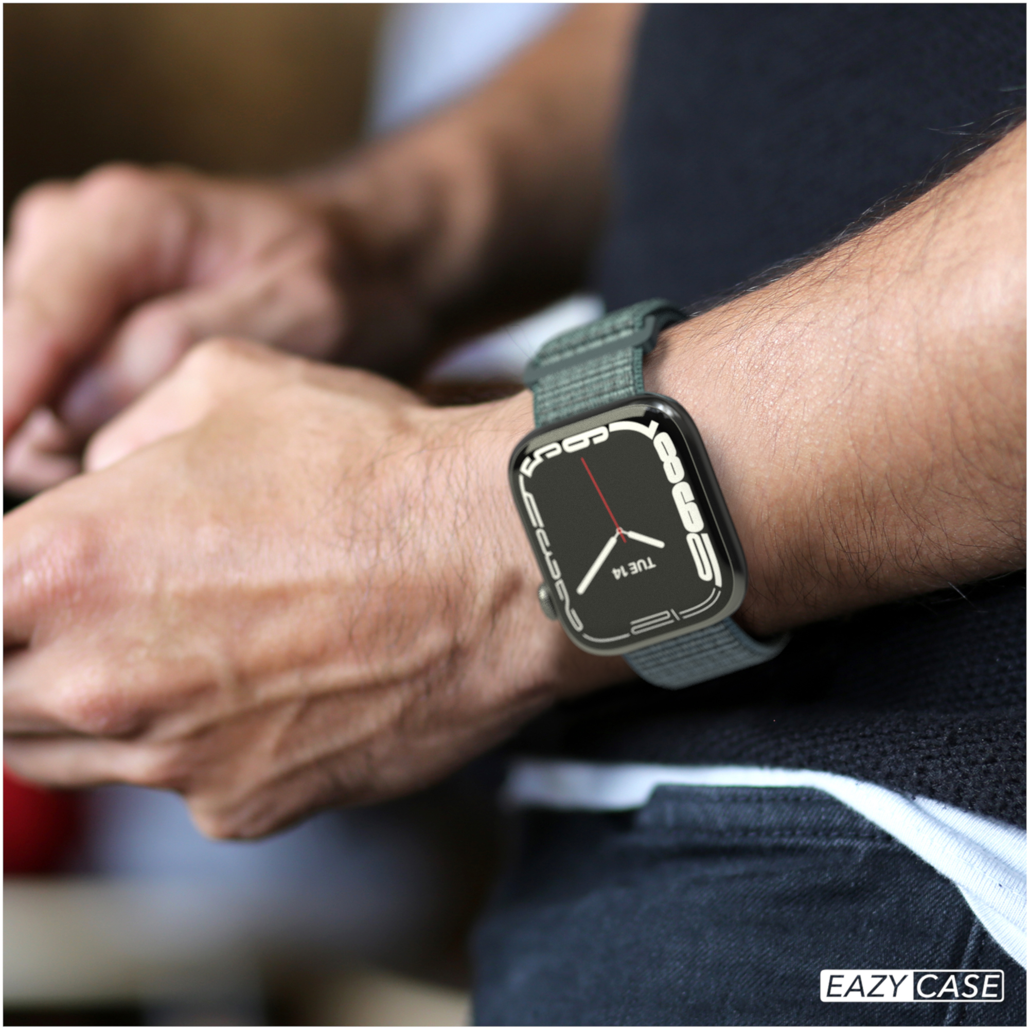 Handgelenk mit Apple Watch. Die Uhr hat ein grünes Armband und zeigt die Uhrzeit an.