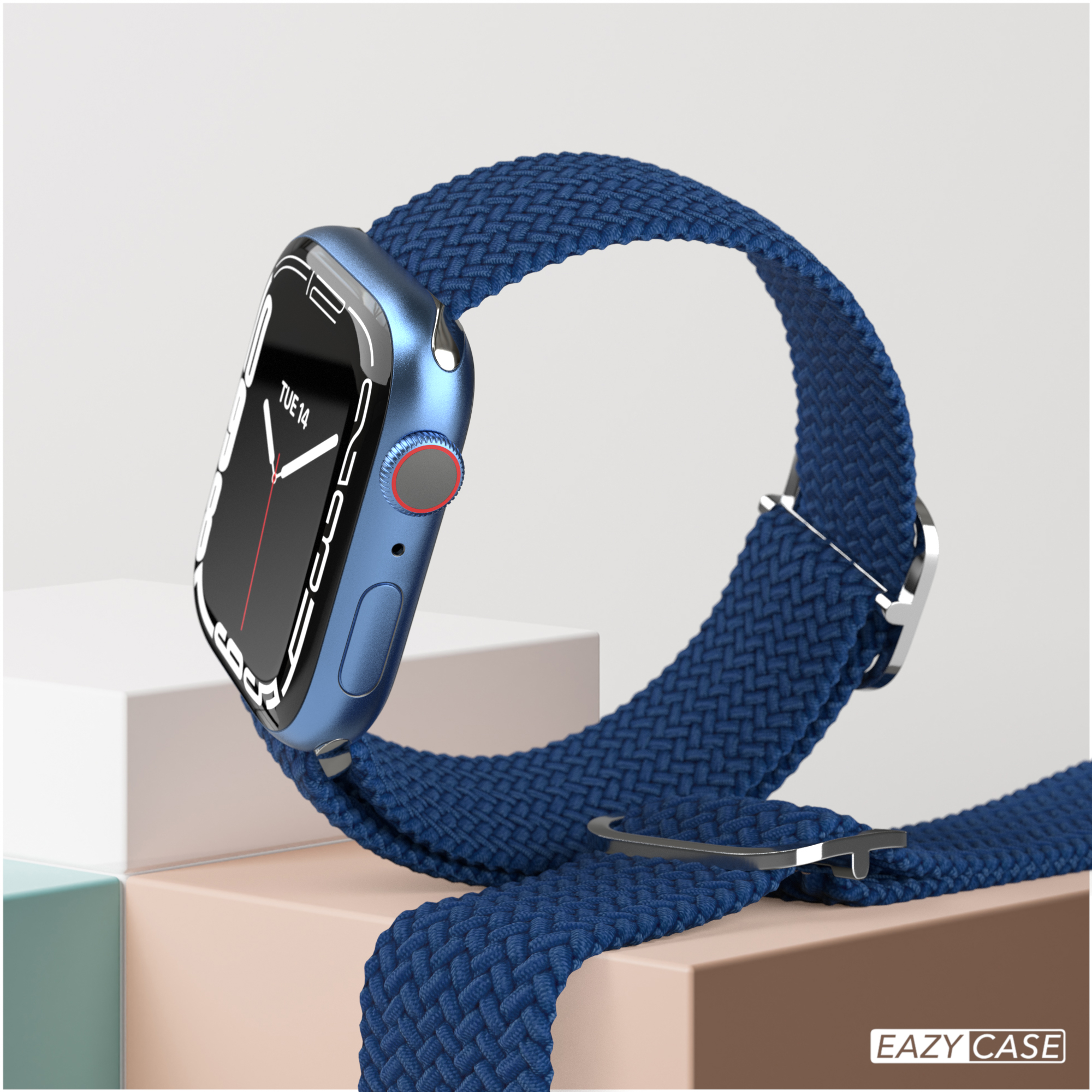 Ein blau geflochtenes Apple Watch Armband mit befestigter Uhr auf weißer Oberfläche. Die Uhr ist blau.