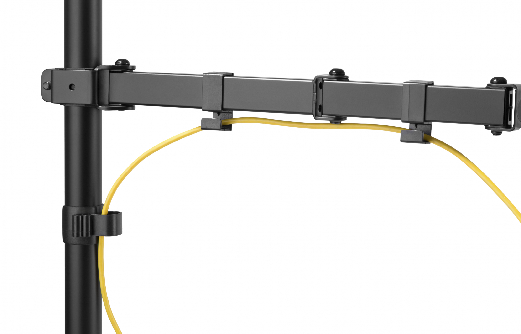 Ein schwarzer Monitorarm mit gelbem Kabel vor weißem Hintergrund montiert.