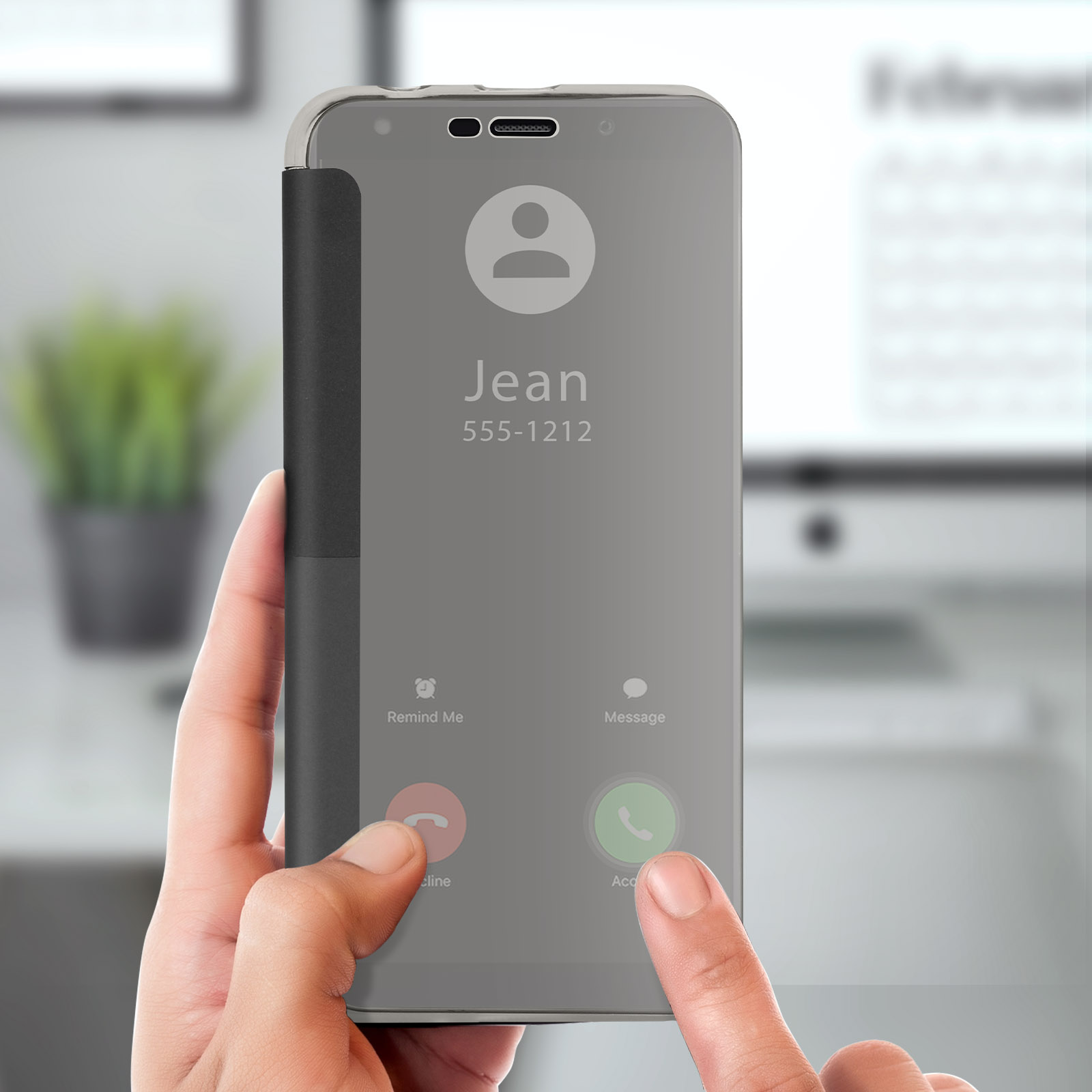 Una mano tiene in mano una custodia per telefono con uno schermo a specchio. Visualizza un'interfaccia di chiamata.