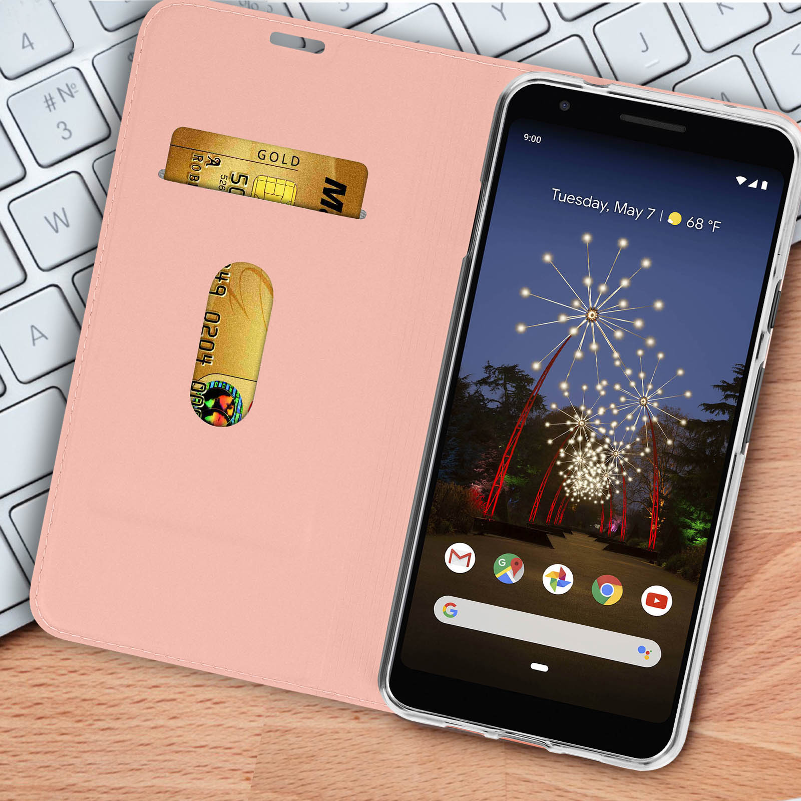 Eine rosa Handyhülle mit Kreditkartenfächern und einem Smartphone mit Display.