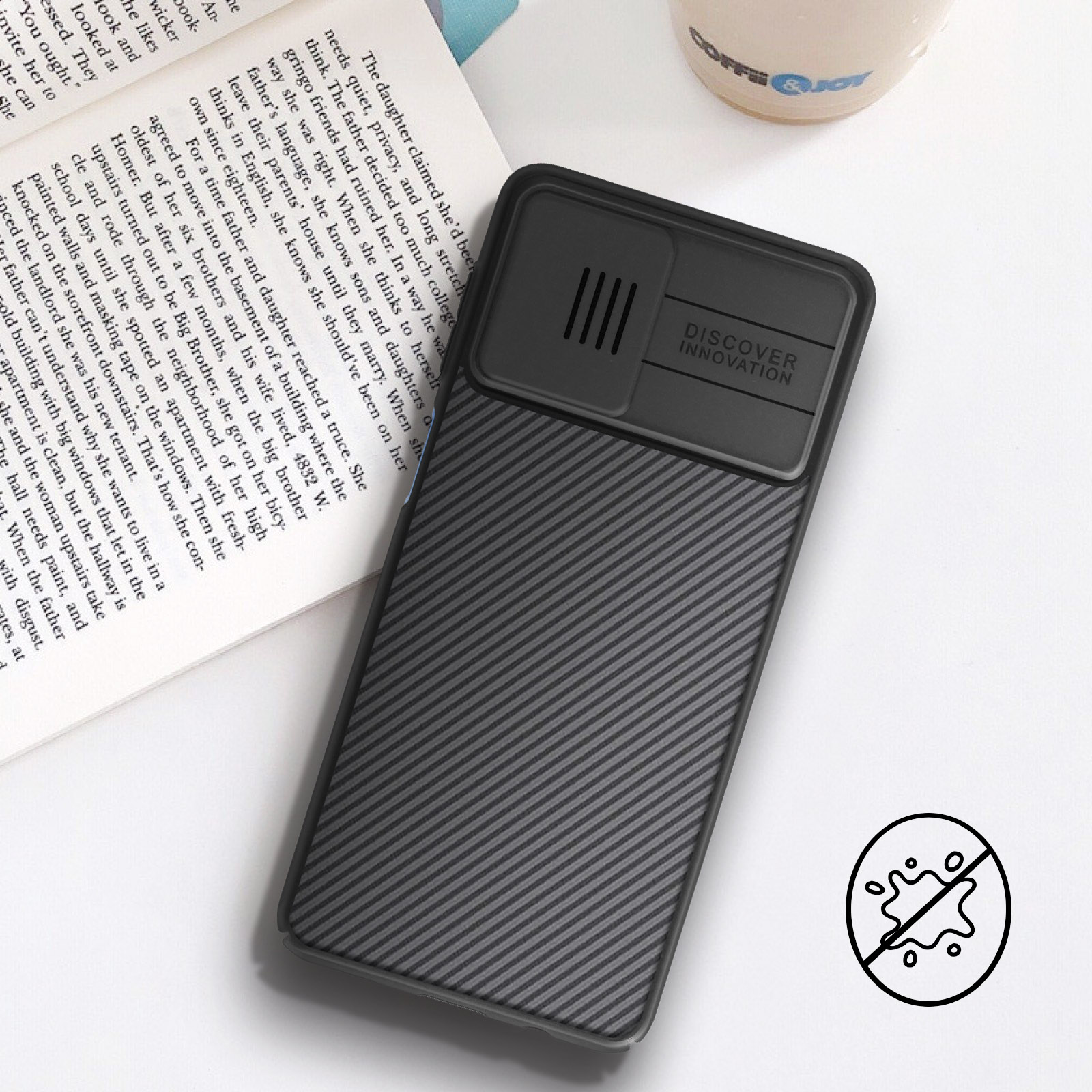 Una custodia nera per telefono con motivo a trama e copertura per fotocamera sopra.