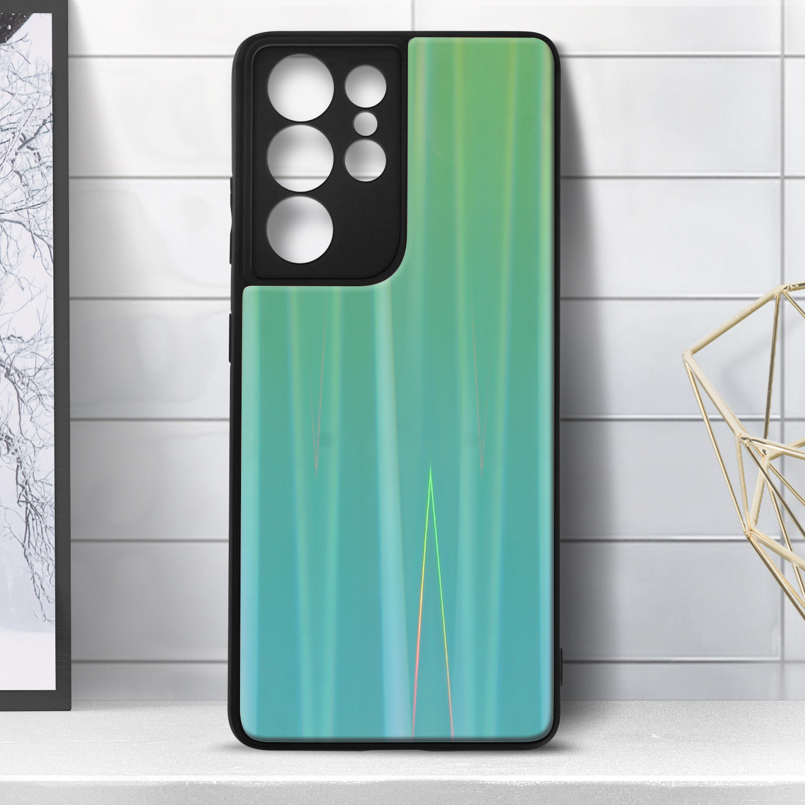 Una custodia per telefono con una sfumatura verde e blu su sfondo bianco.