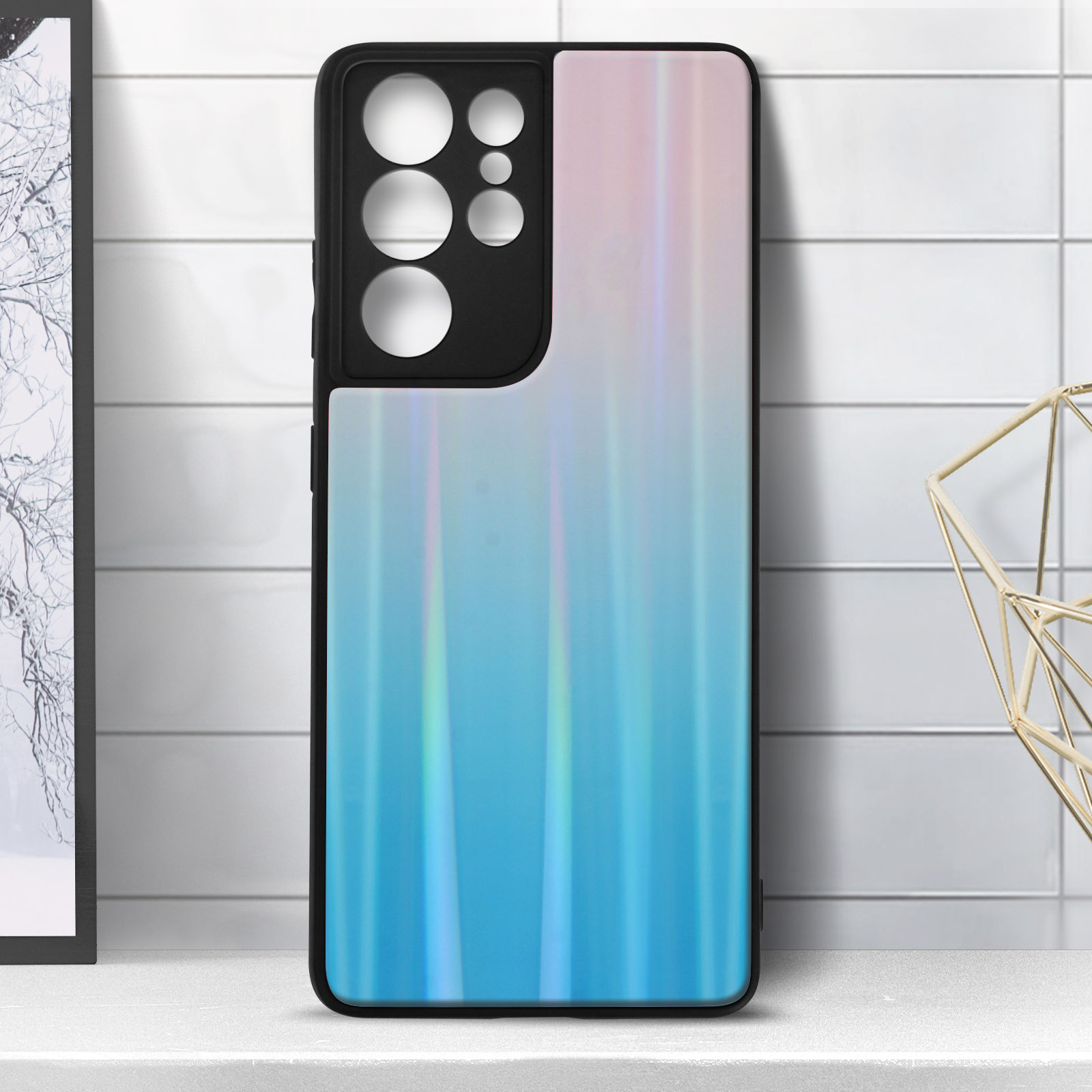 Una custodia per telefono con un design colorato e iridescente. Dettagli neri della fotocamera e dei lati.