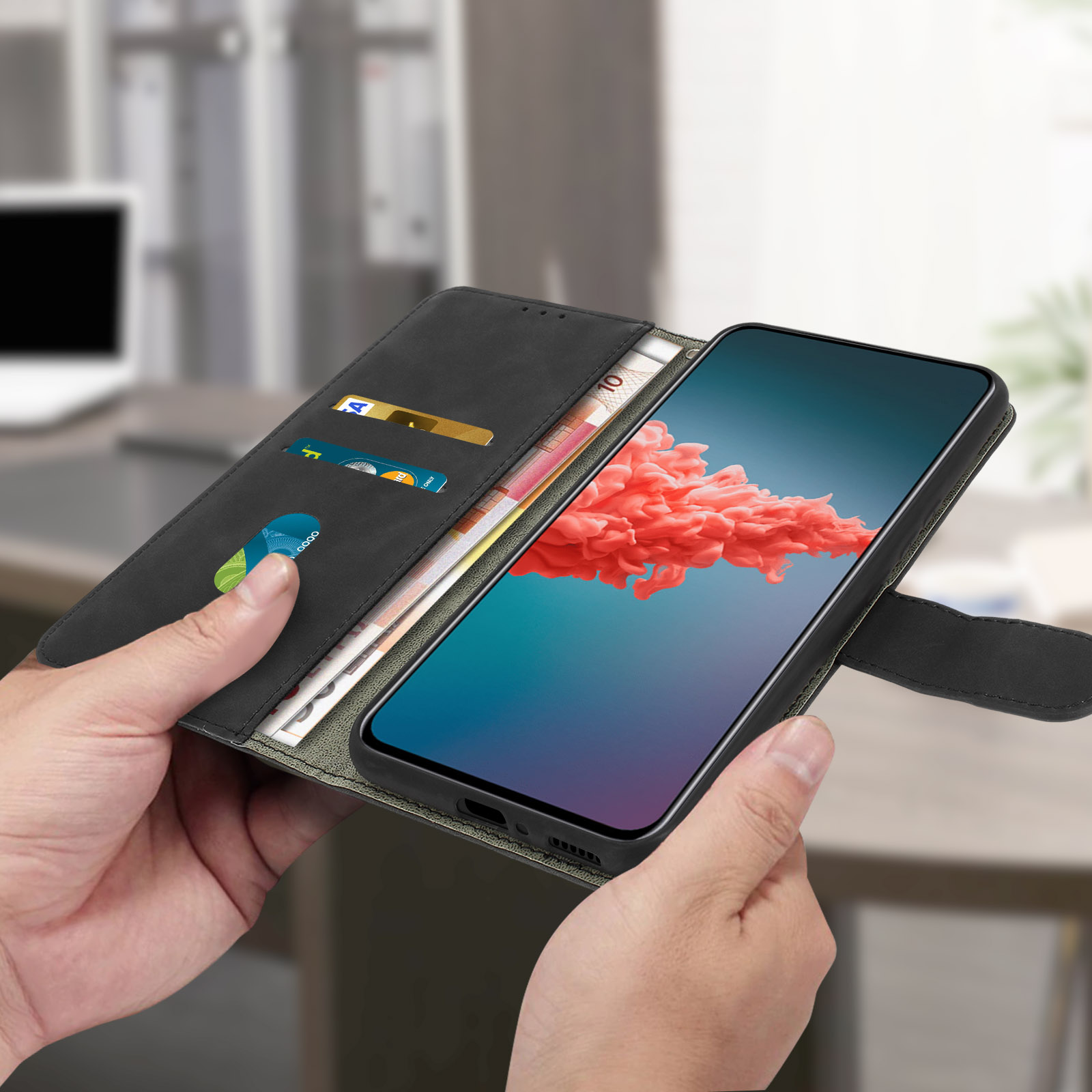 Mani che tengono aperta una custodia per telefono, mostrando uno schermo del telefono e fessure per carte. Sfondo sfocato.