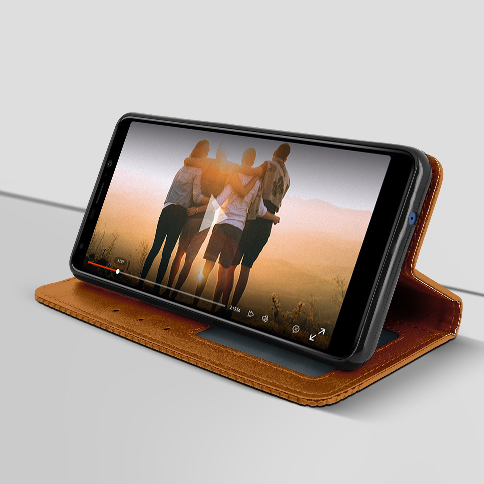 Teléfono en una funda de cuero marrón, mostrando un video de personas abrazándose.