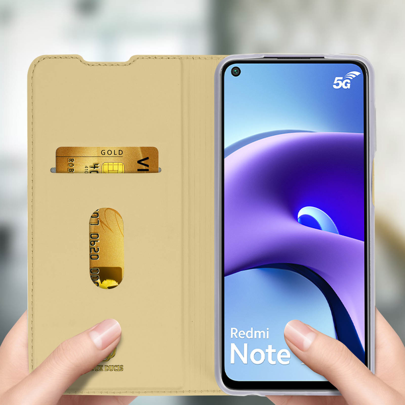 Goldene Handyhülle mit Handy, zeigt Bildschirm und Kreditkarte.