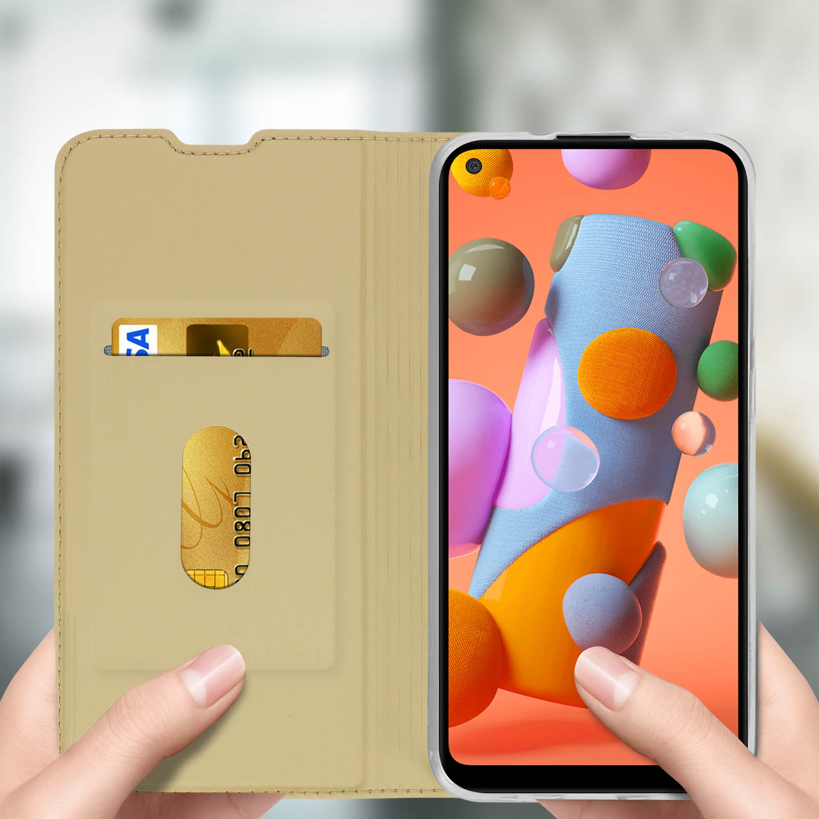 Custodia aperta con slot per schede. Il telefono mostra grafica astratta colorata con sfere fluttuanti.