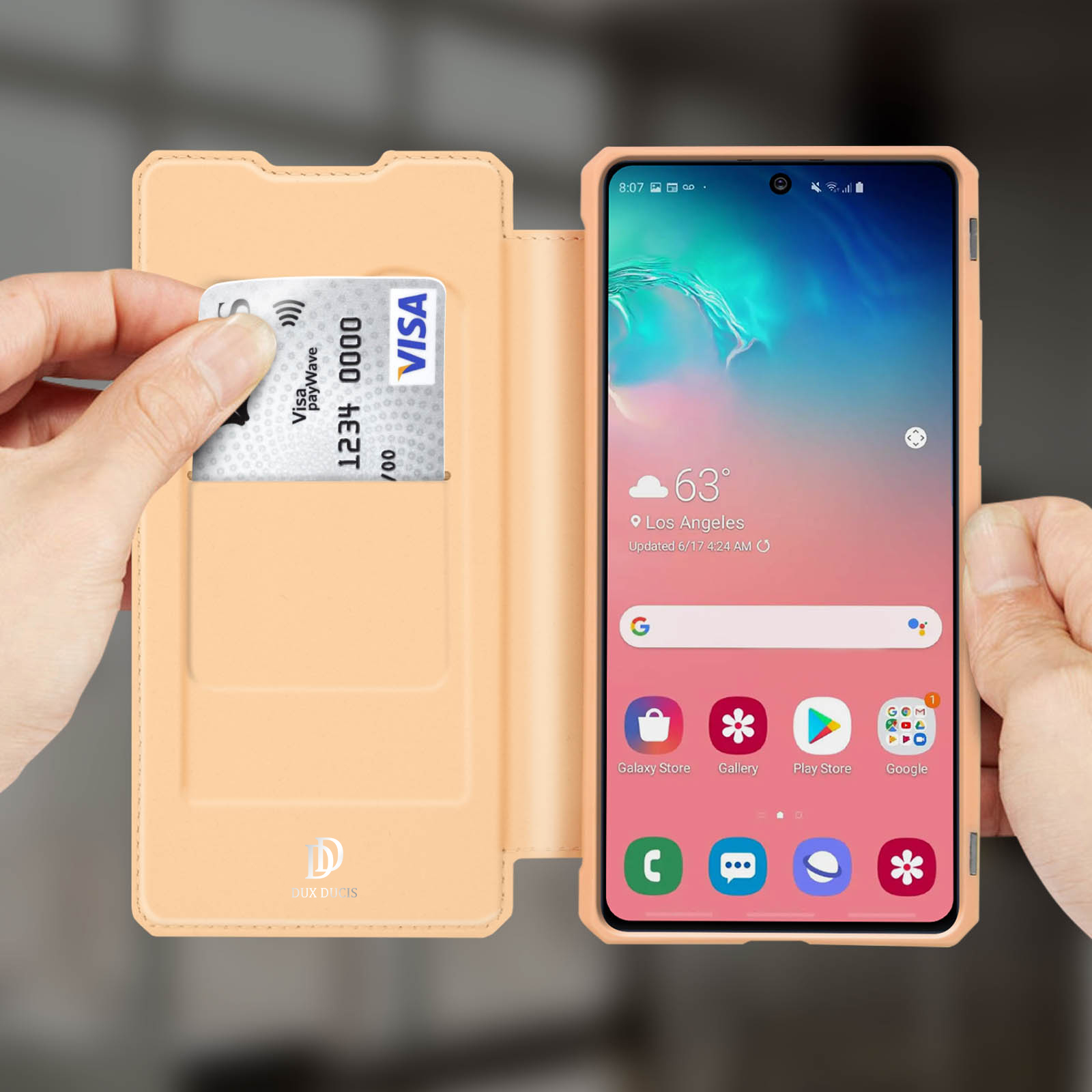 Telefono con carta di credito in custodia, mostra schermata app con info città.