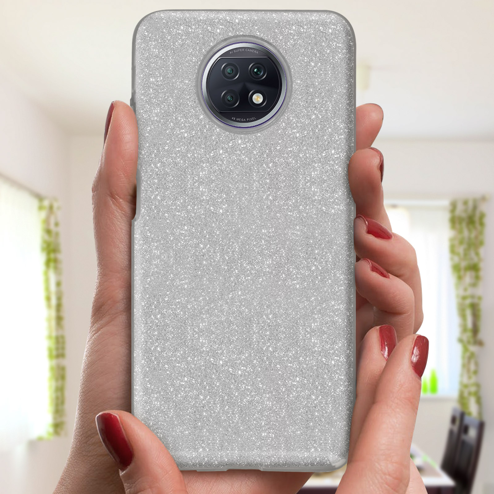 Mani che tengono una custodia per telefono con superficie argentata glitterata, lucida e strutturata.