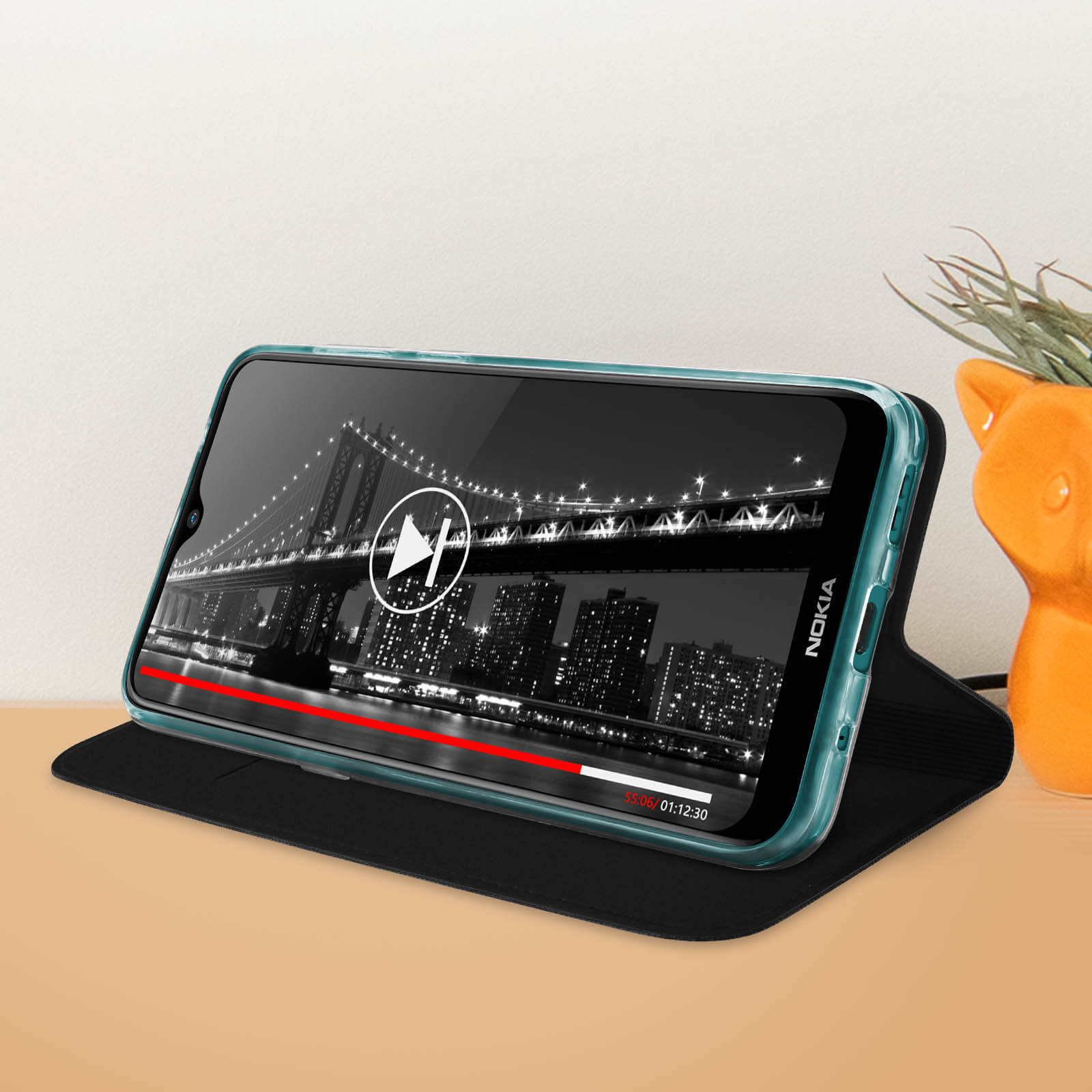 Telefono Nokia in una custodia che riproduce video. Mostra il ponte di Manhattan. Su un tavolo.