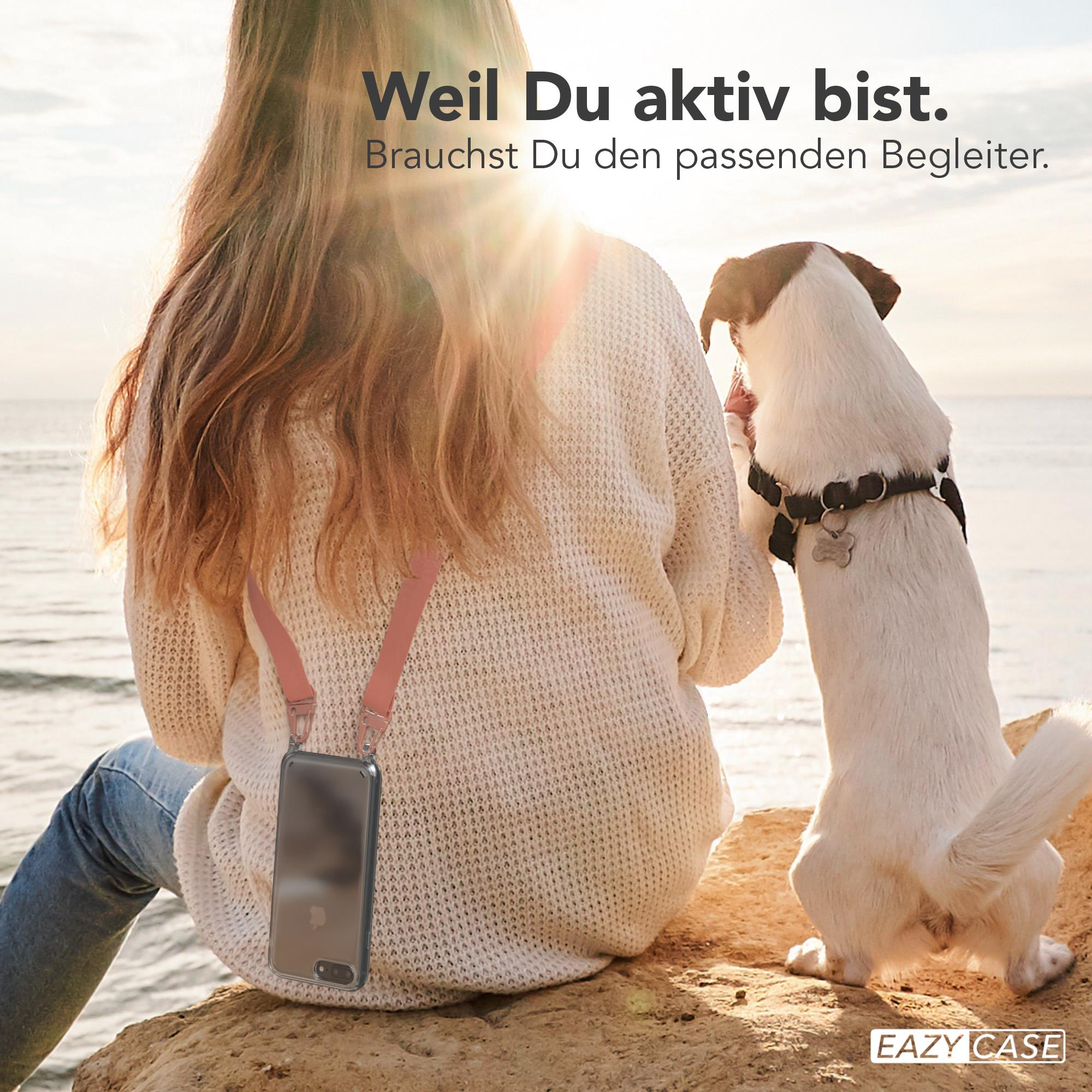 Frau sitzt auf Felsen mit Telefon in Hülle und Hund. Die Sonne scheint.