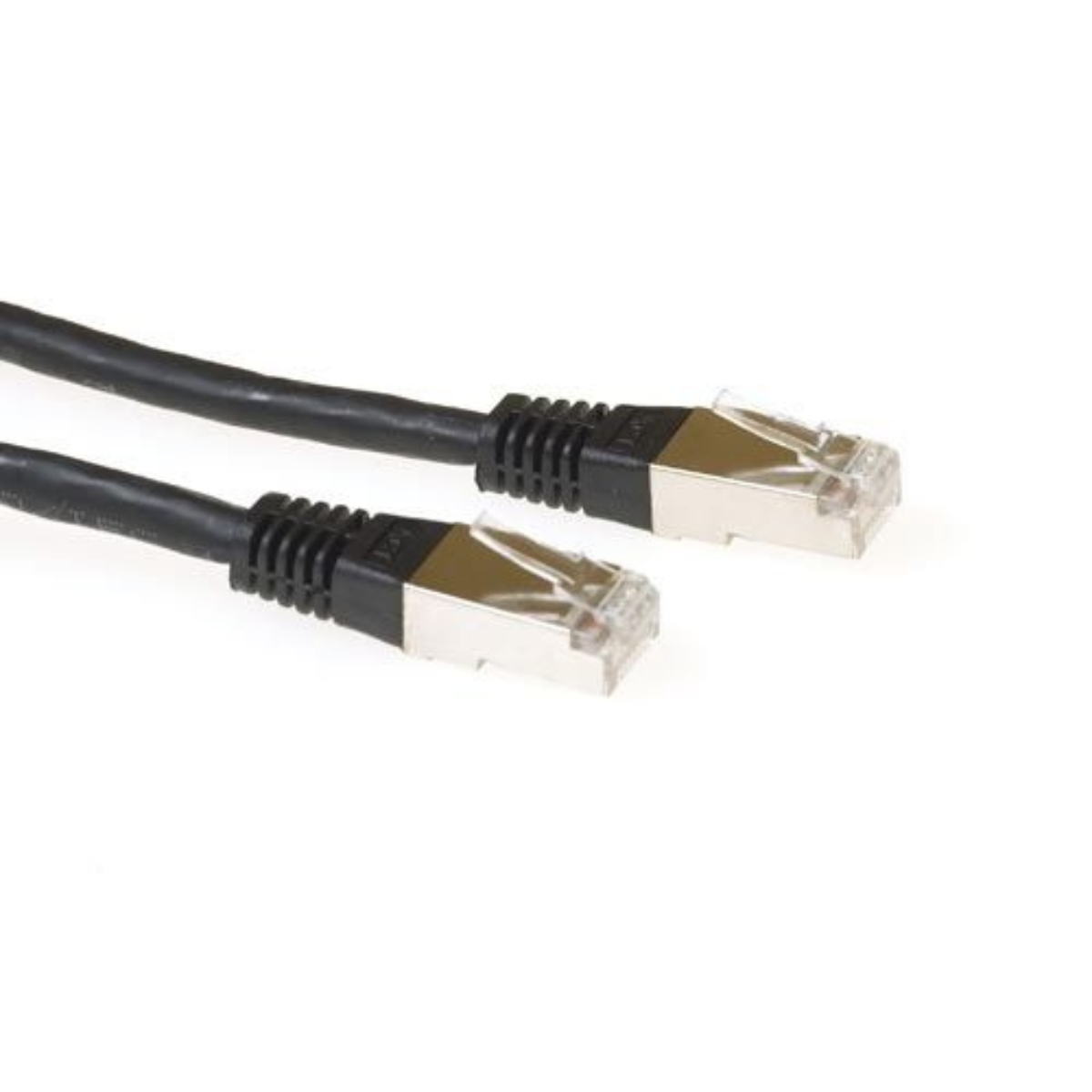 Câble Ethernet noir avec connecteurs noirs sur fond blanc.
