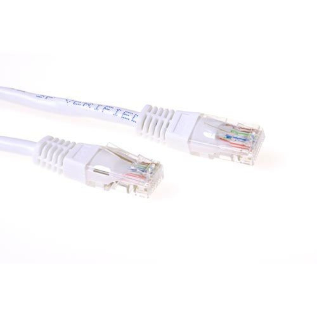 Deux câbles Ethernet blancs avec des connecteurs blancs sur fond blanc. Les connecteurs ont des fils colorés.