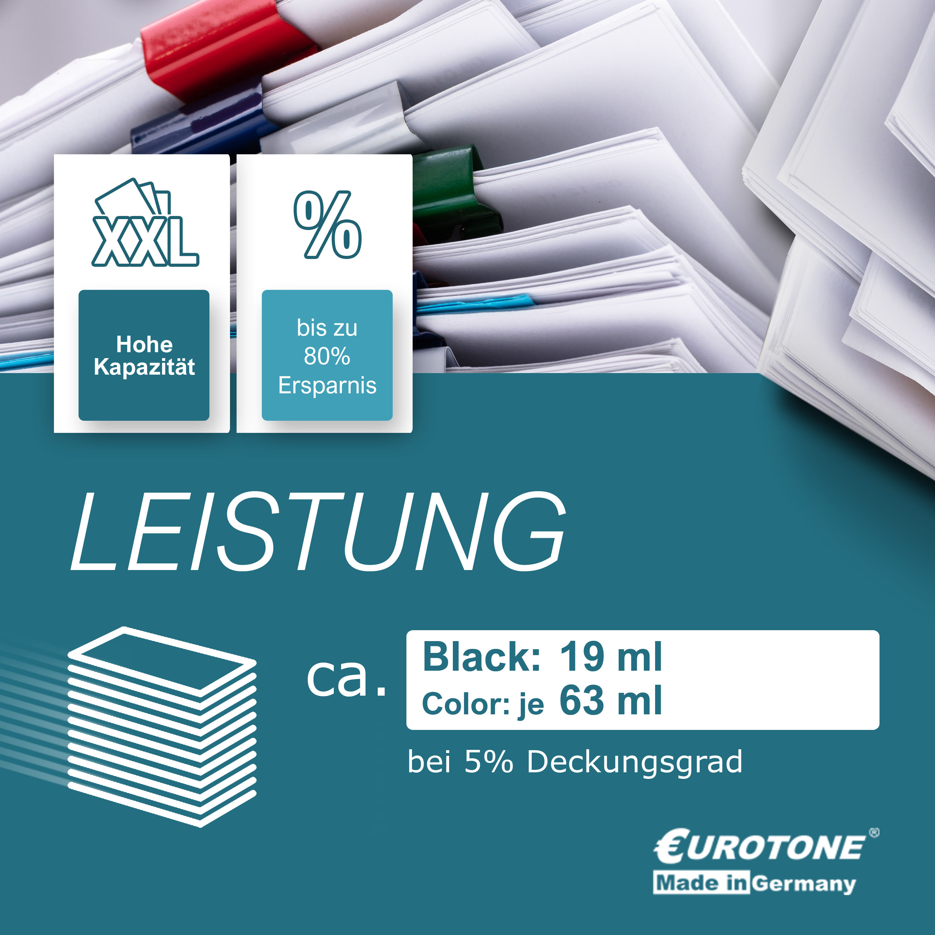 Papierstapel mit Text über Leistung, Tintenkapazität und Einsparungen. Text und Zahlen auf blauem Hintergrund.