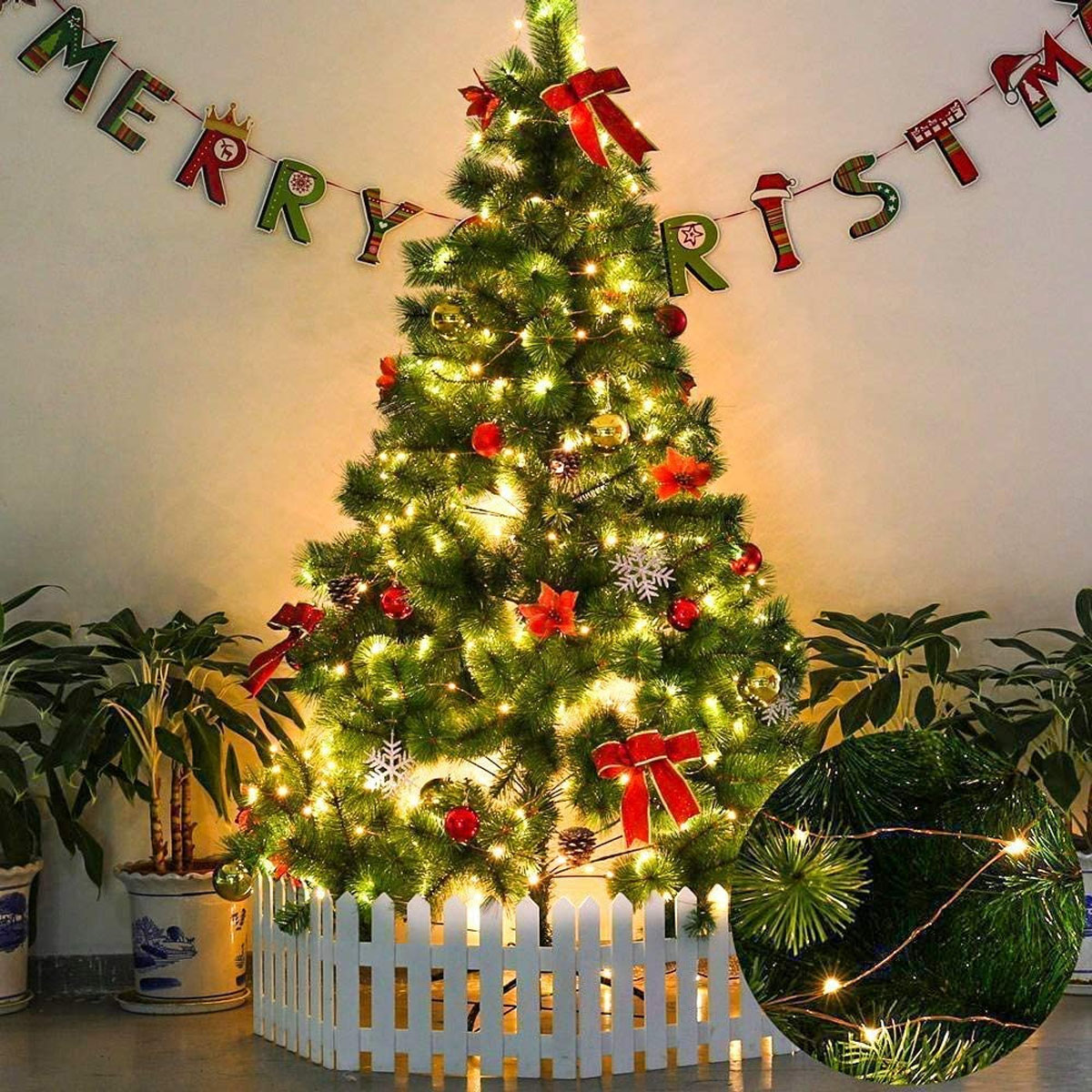 Weihnachtsbaum mit Lichtern, Ornamenten und einem Frohe Weihnachten Banner.