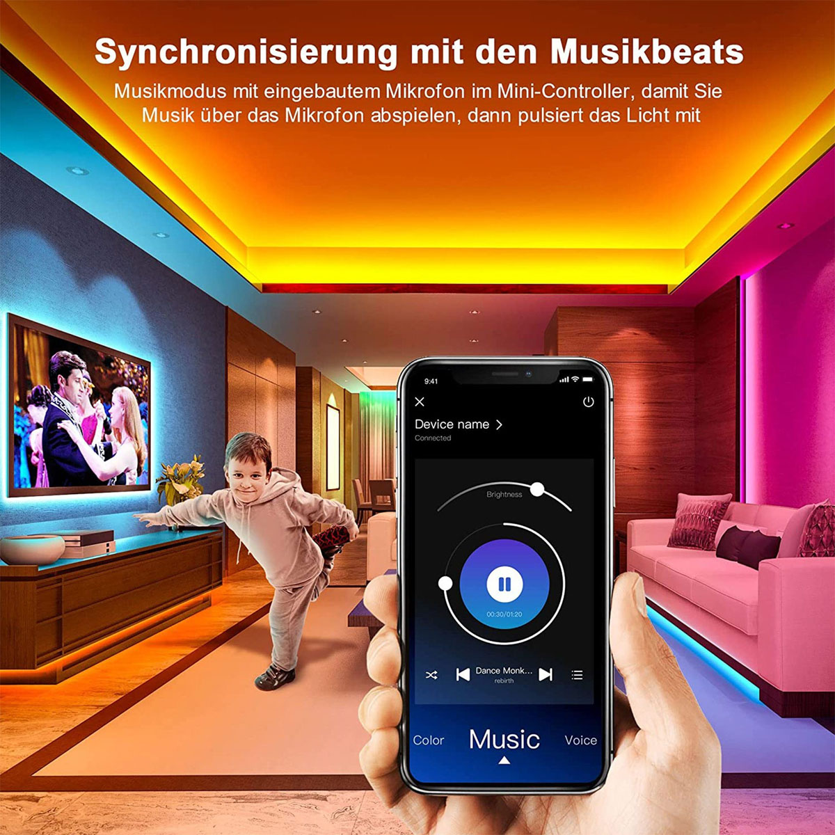 Ein Junge tanzt vor einem Fernseher, eine Person hält ein Telefon mit Musiksteuerung.