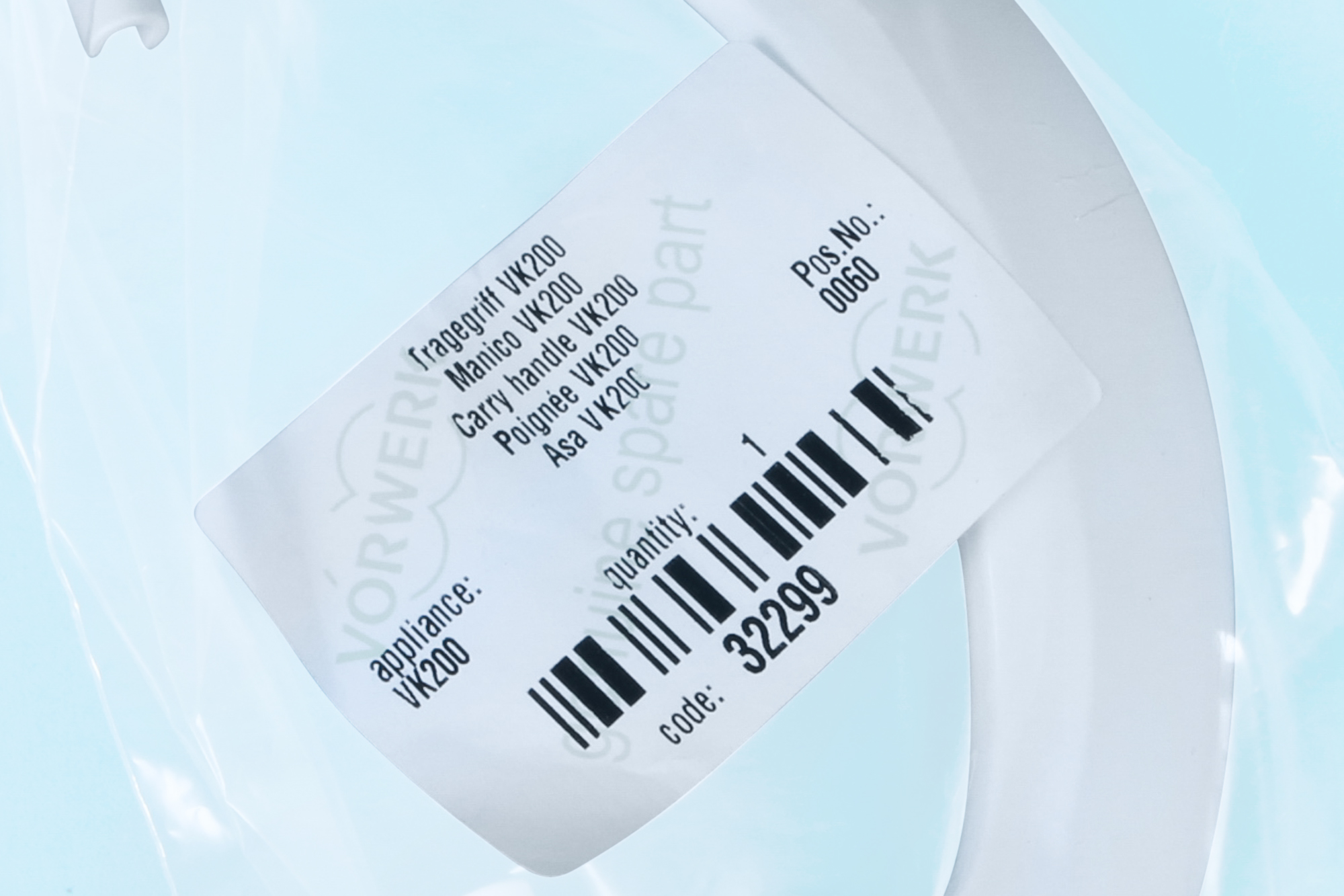 Ein weißes Etikett mit deutschem Text, einschließlich des Namens eines Ersatzteils und eines Barcodes.