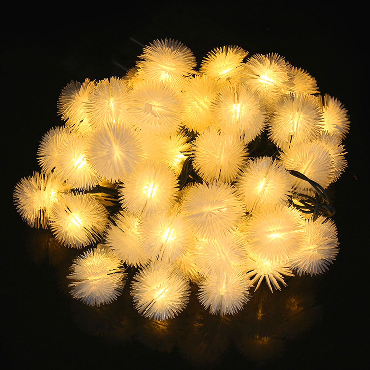 Nahaufnahme vieler kleiner, leuchtender, weißer Lichter, die auf schwarzem Hintergrund zusammengefasst sind.