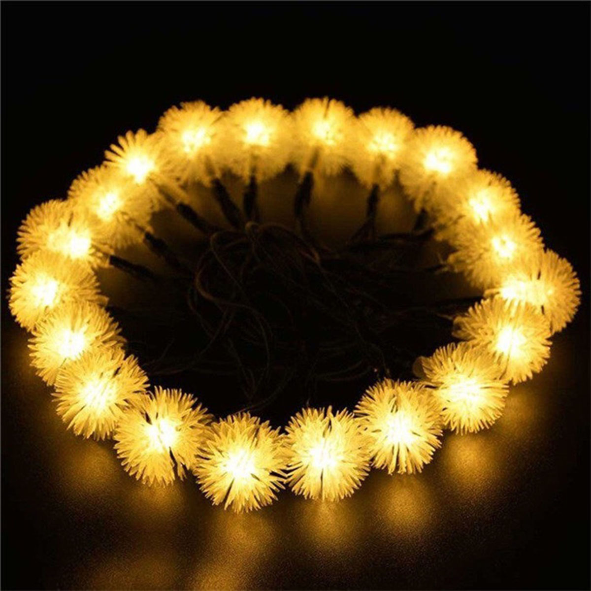 Nahaufnahme eines Kreises aus gelben Lichtern auf dunklem Hintergrund. Die Lichter leuchten.