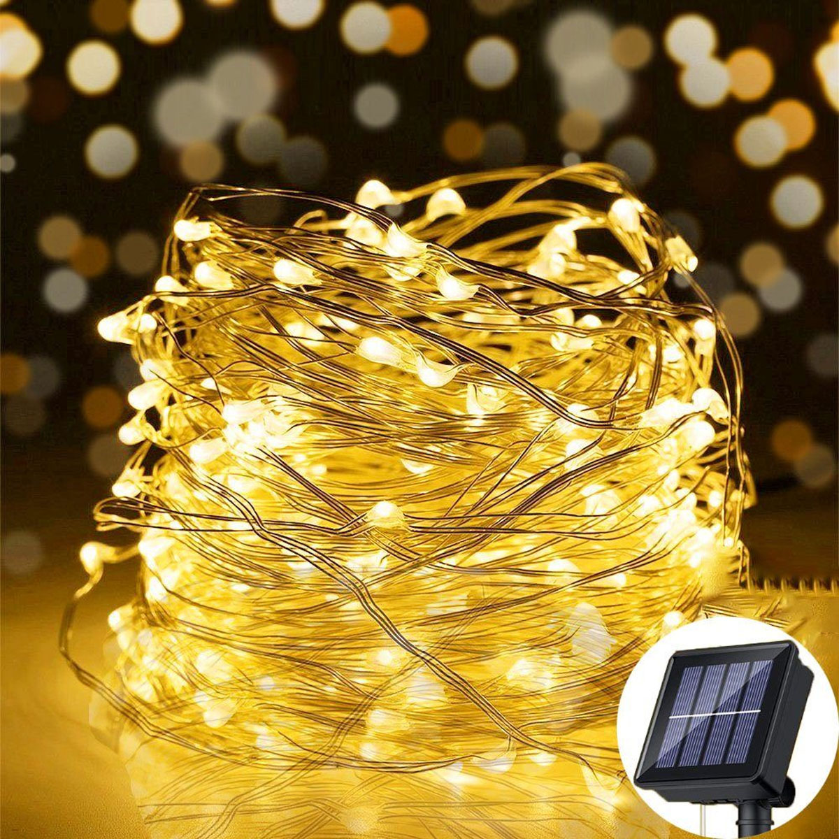 Eine solarbetriebene Lichterkette mit kleinen, gelben Feenlichtern.