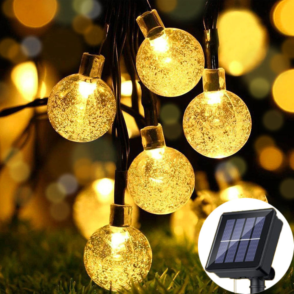 Lichterkette mit gelb leuchtenden Glühbirnen und Solarpanel.