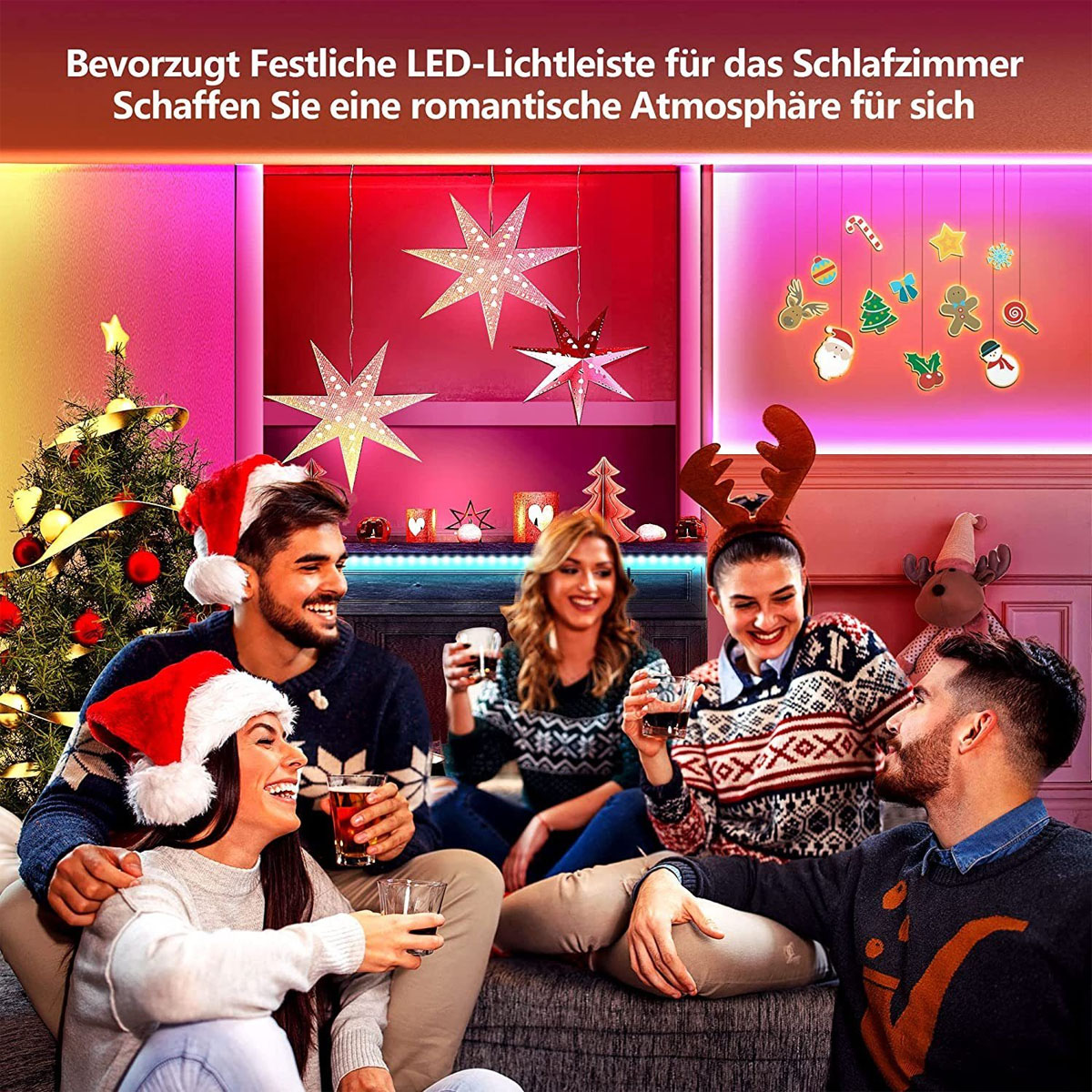 Menschen sitzen auf einer Couch, mit Weihnachtsdekorationen und Lichtern. Eine festliche Atmosphäre.