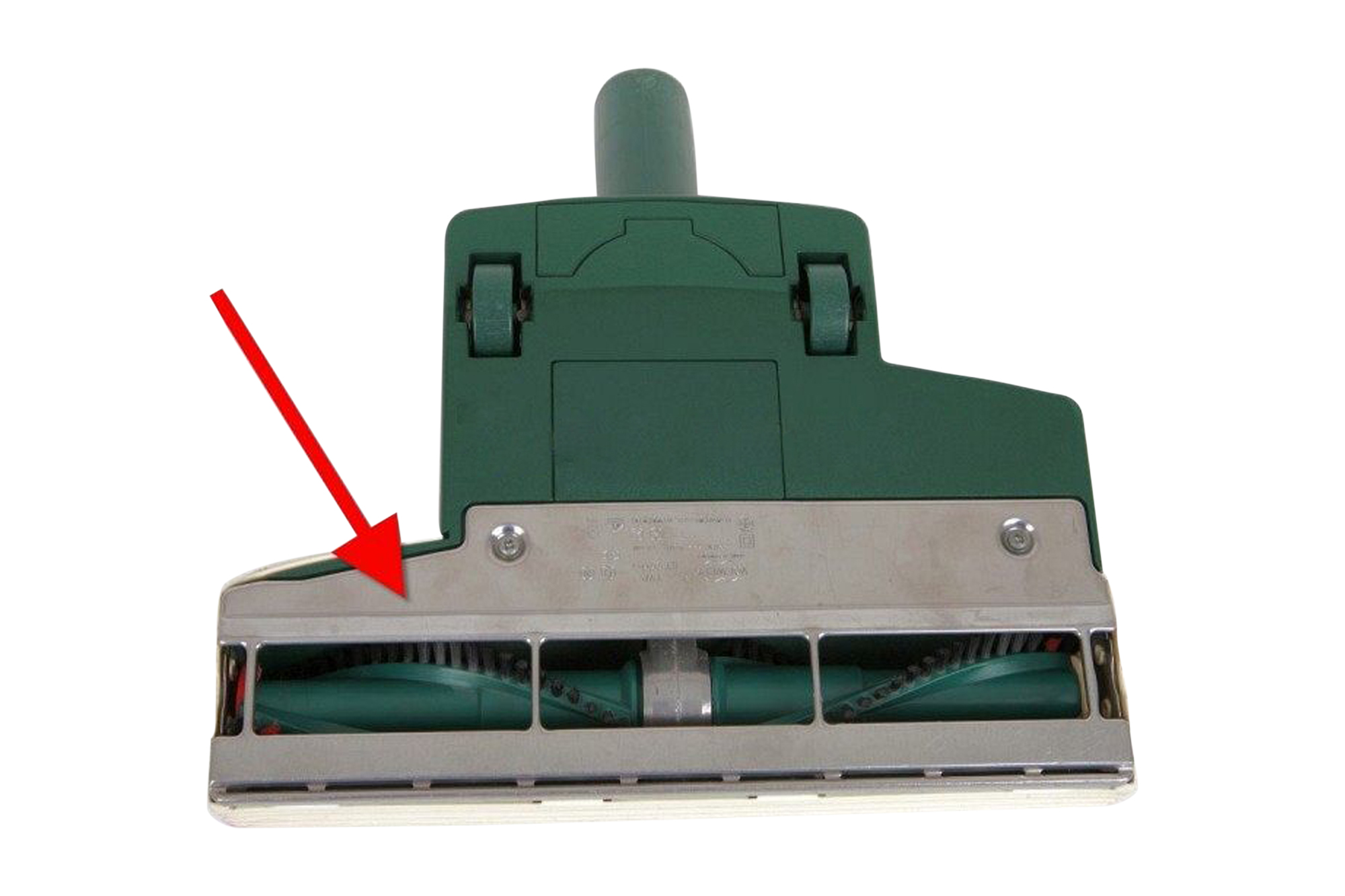 Staubsaugerkopf mit rotem Pfeil, der auf das Metallteil mit Bürsten im Inneren zeigt.