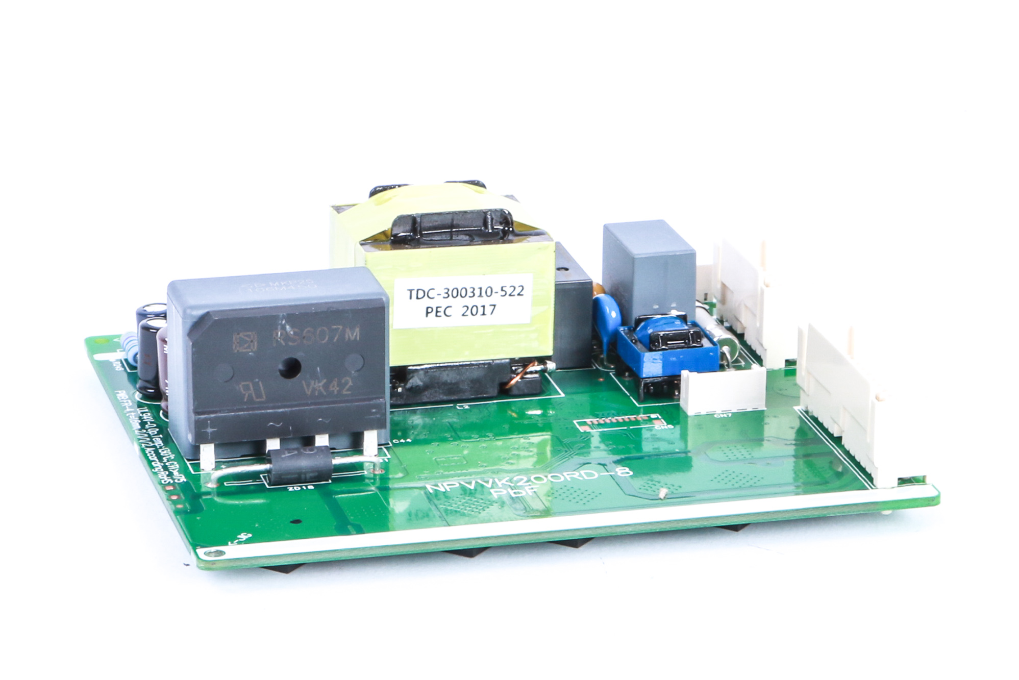 Eine Leiterplatte mit verschiedenen elektronischen Bauteilen auf weißem Hintergrund.