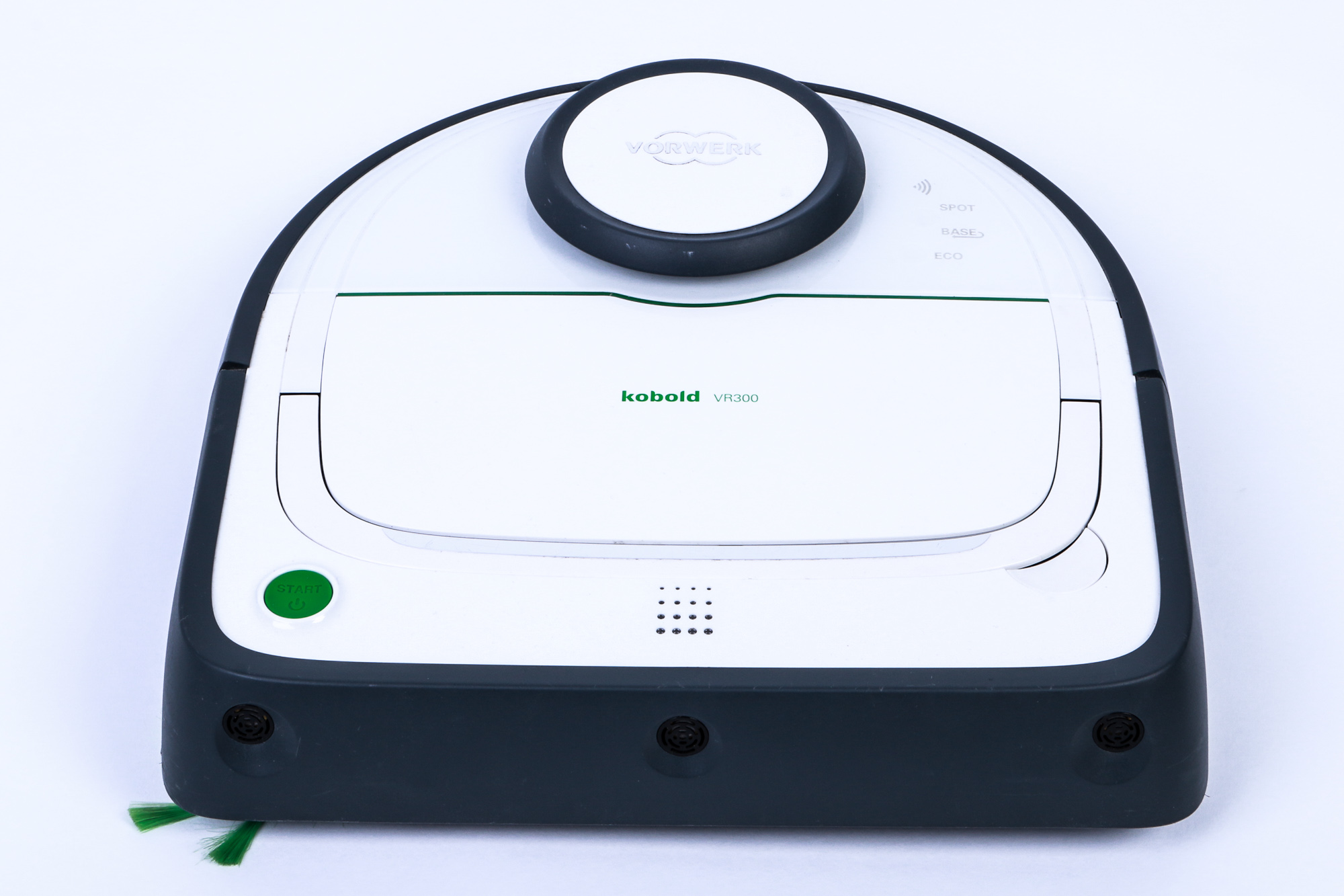 Roboter-Staubsauger, weißes und schwarzes Design mit grünem Knopf und Vorwerk-Logo. Weißer Hintergrund.