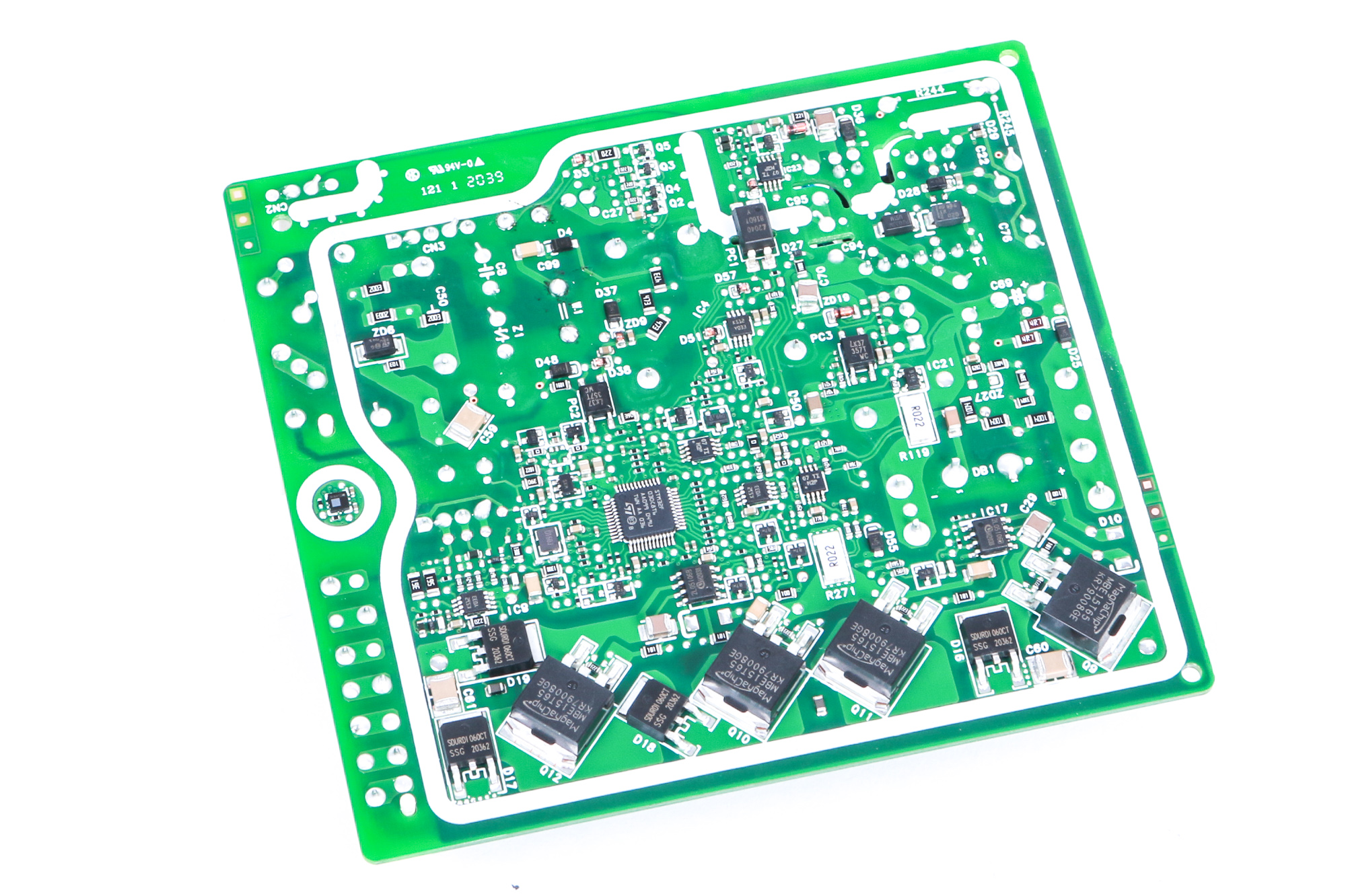 Grüne Leiterplatte mit verschiedenen elektronischen Bauteilen, isoliert auf weißem Hintergrund. Draufsicht.
