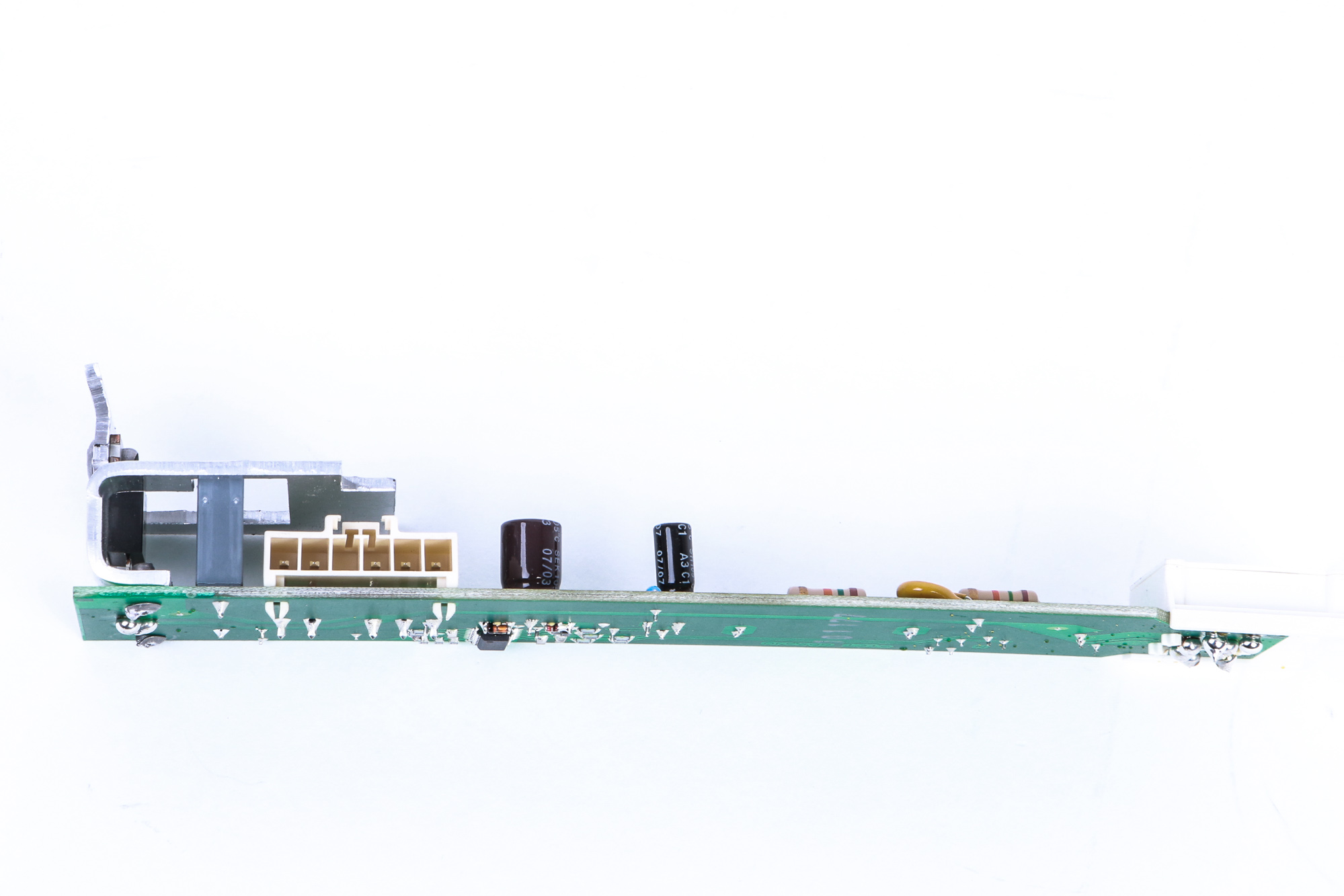Eine grüne Leiterplatte mit elektronischen Bauteilen auf weißem Hintergrund.
