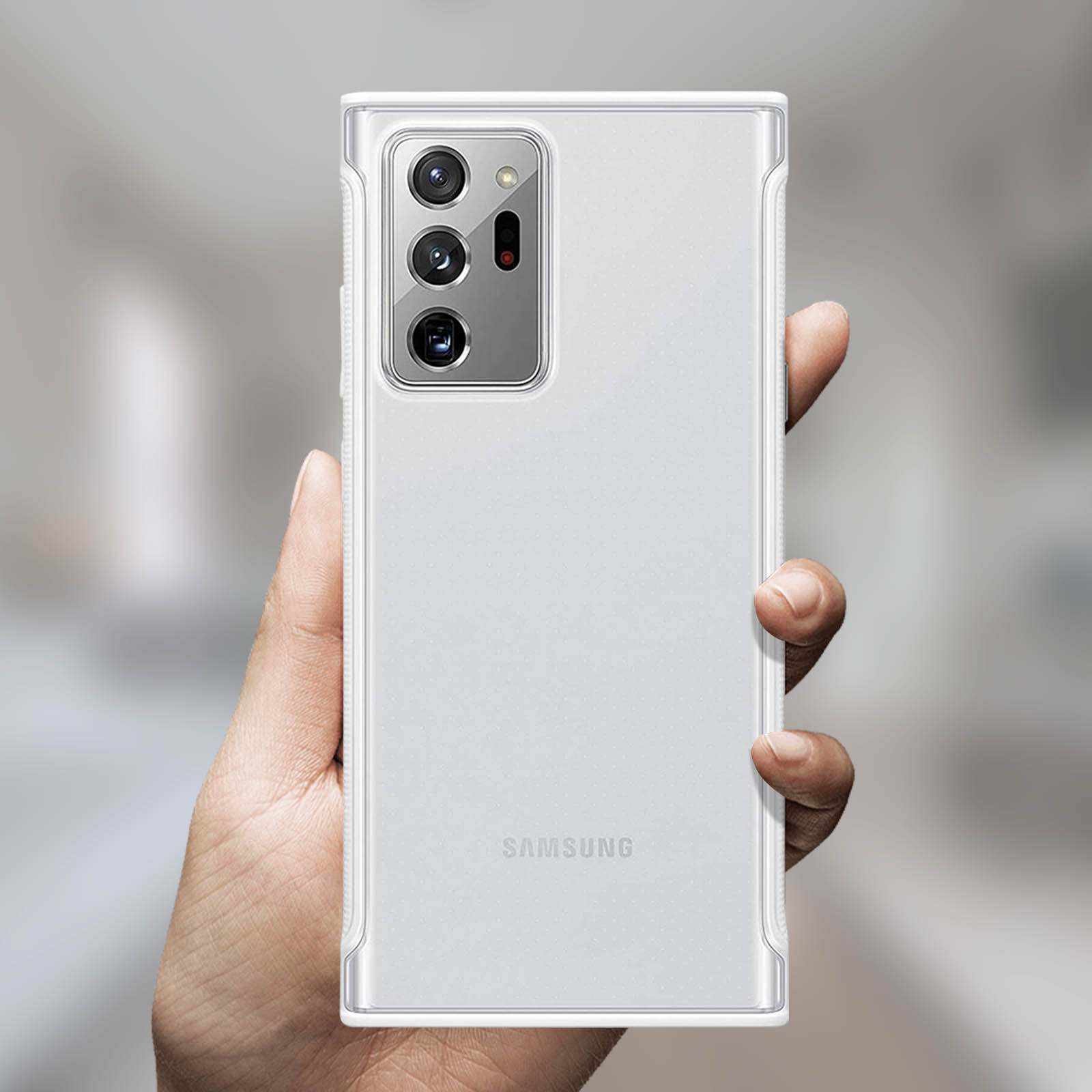 Una custodia bianca per telefono tenuta in mano. Il telefono ha più fotocamere.