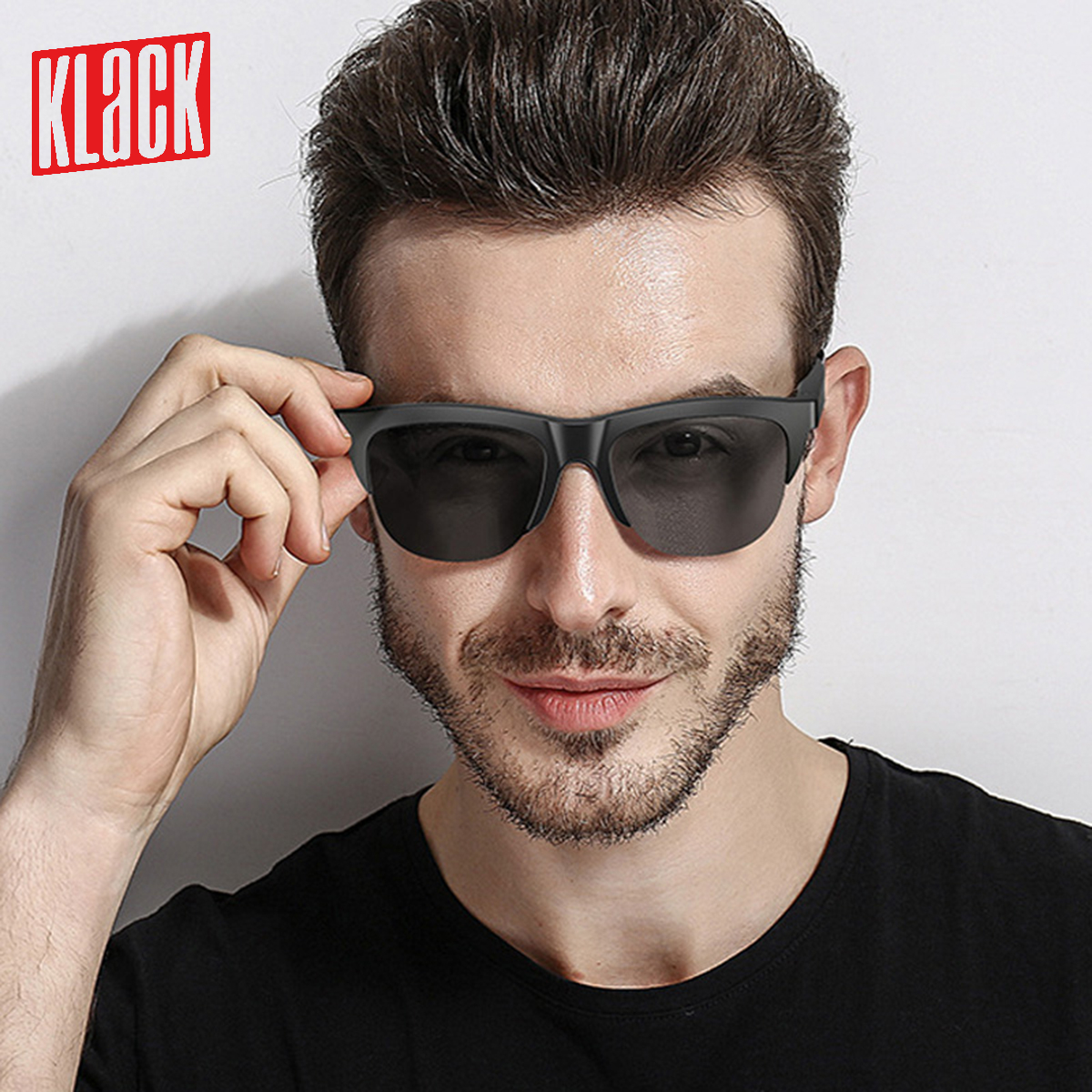 Hombre con gafas de sol. Las gafas de sol son negras y el hombre lleva una camisa negra.