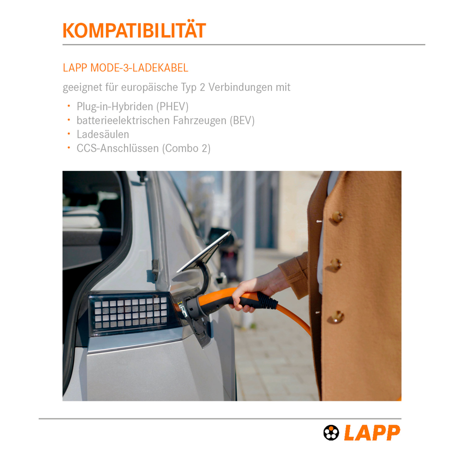 Eine Frau, die ein Elektroauto mit einem Ladekabel auflädt.