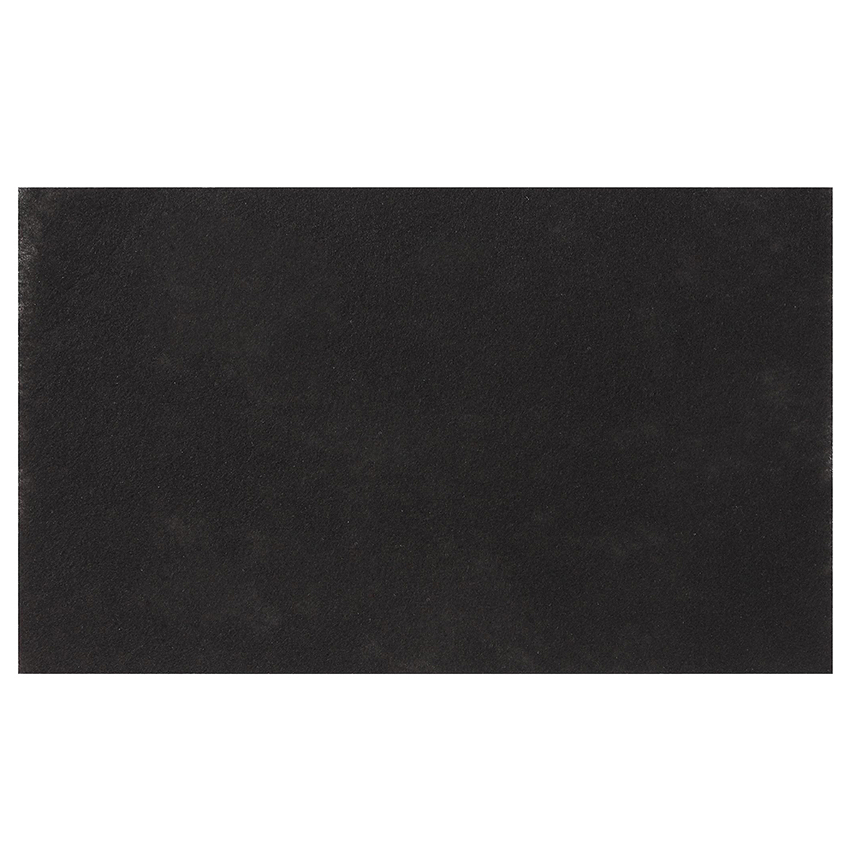Ein einfacher schwarzer Hintergrund, wahrscheinlich ein Stück schwarzes Papier oder Stoff.