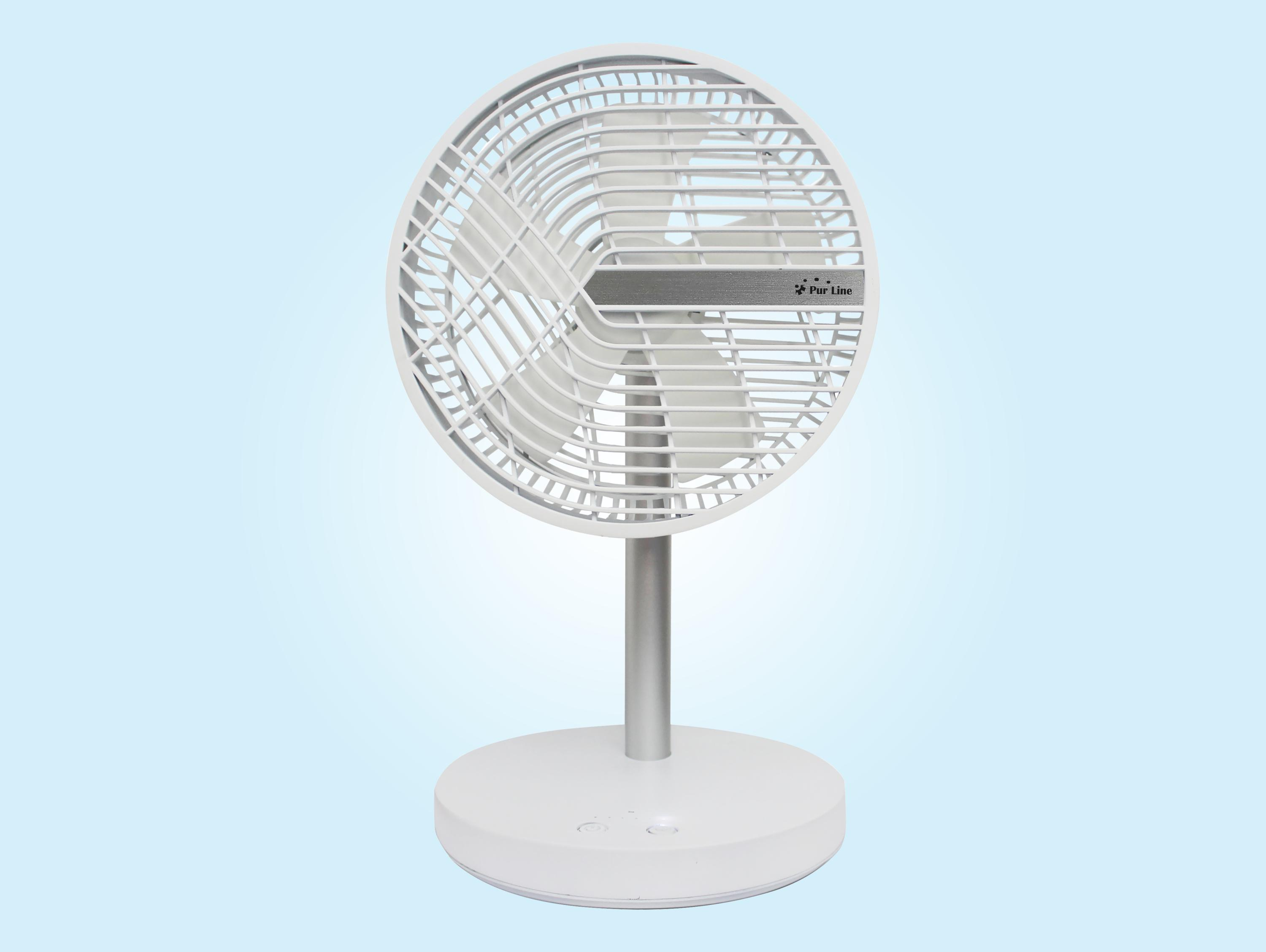 Un ventilatore Per Line bianco su un supporto bianco con uno sfondo sfumato blu.