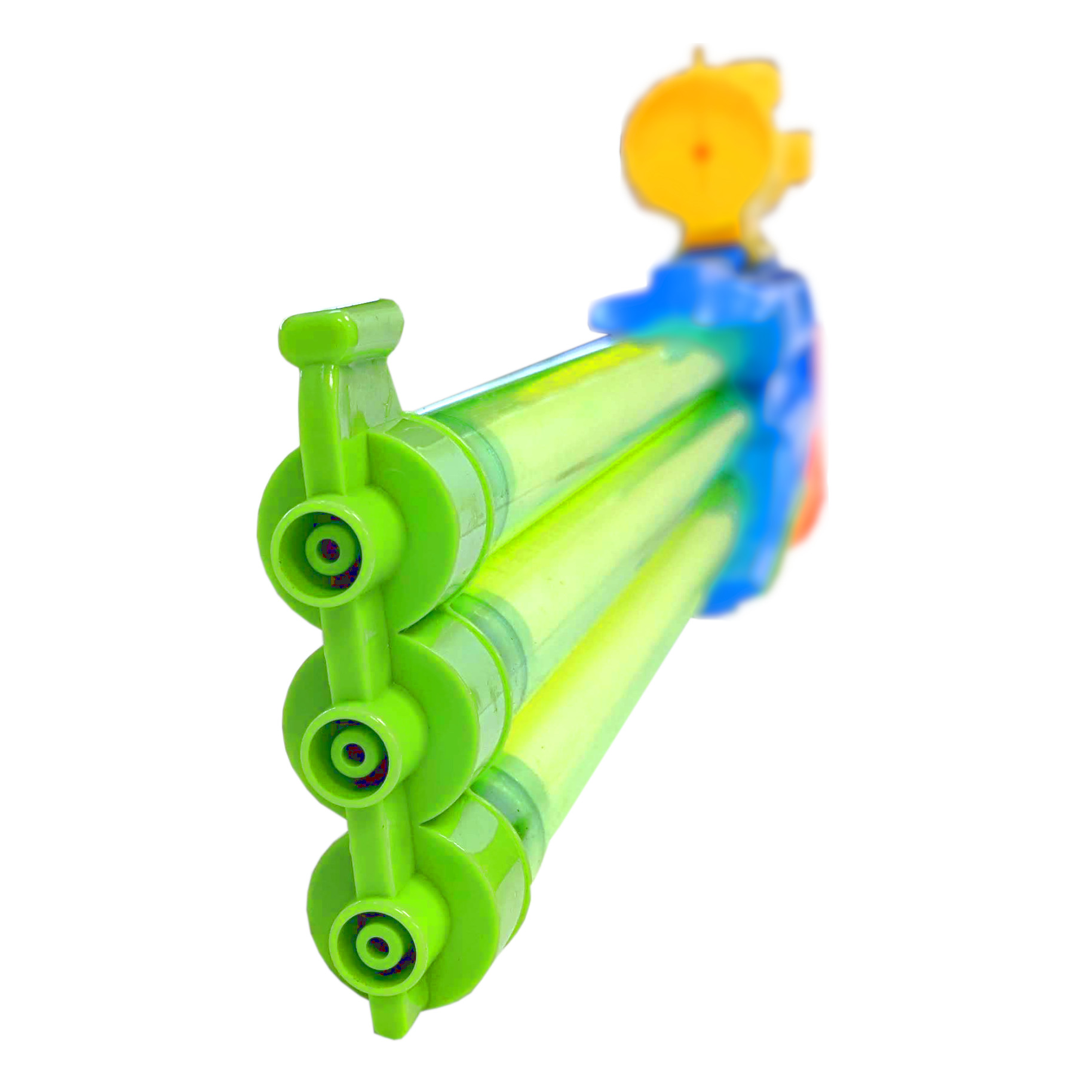 Eine grüne Wasserpistole mit drei Läufen und einer gelben Düse. Der Hintergrund ist weiß.