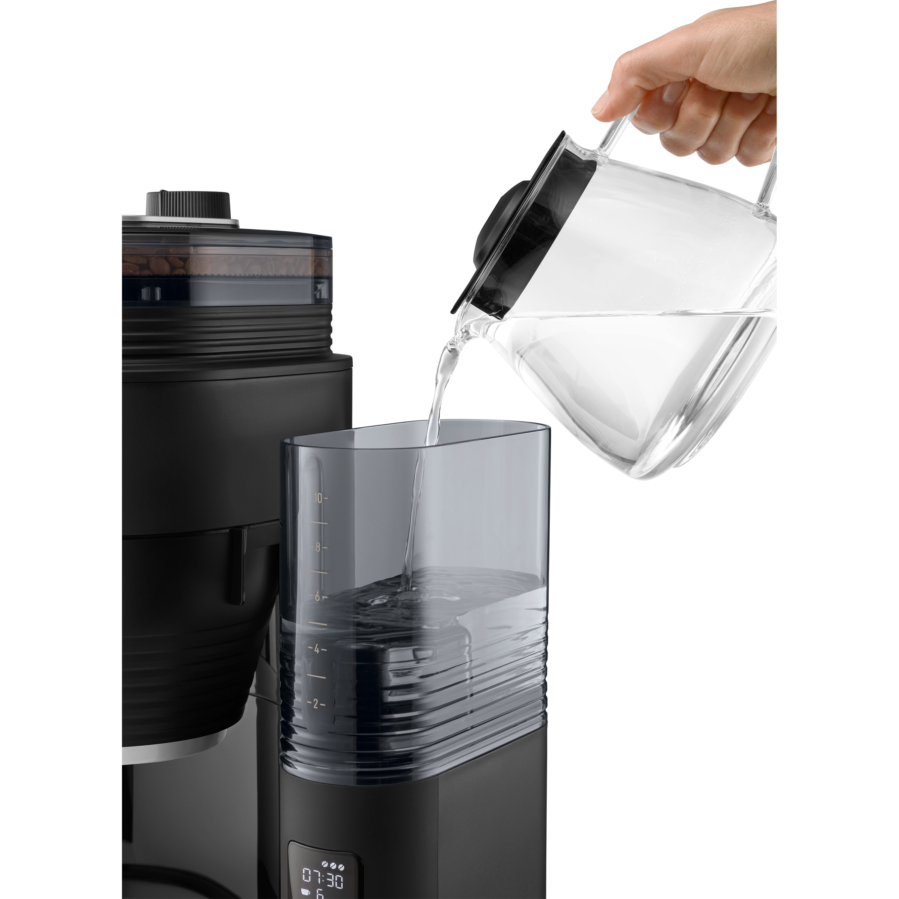 Ekspres do kawy z wodą wlewaną z przezroczystego dzbanka.